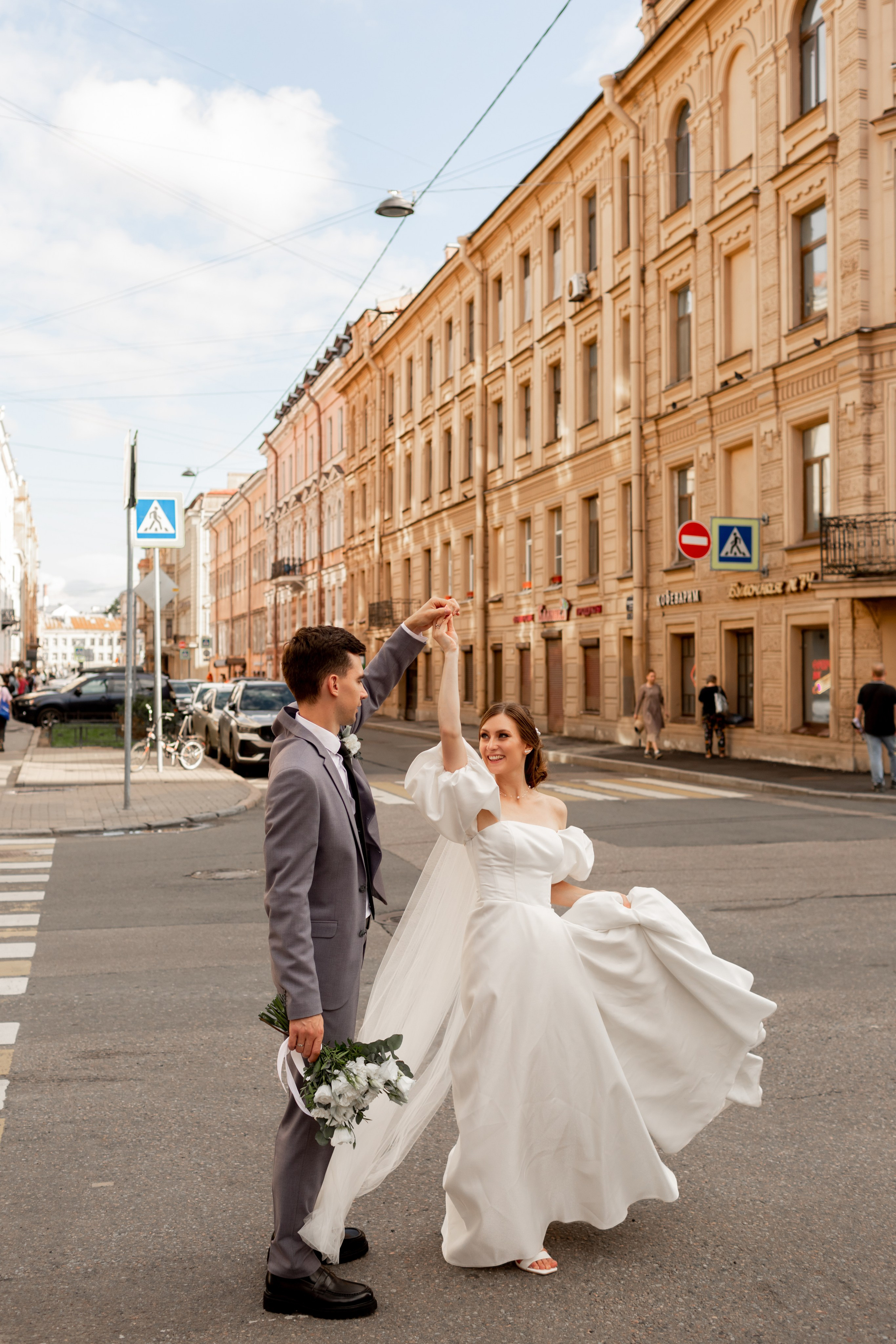Свадебная фотопрогулка в Санкт-Петербурге. Свадебный фотограф Кирилл Белый