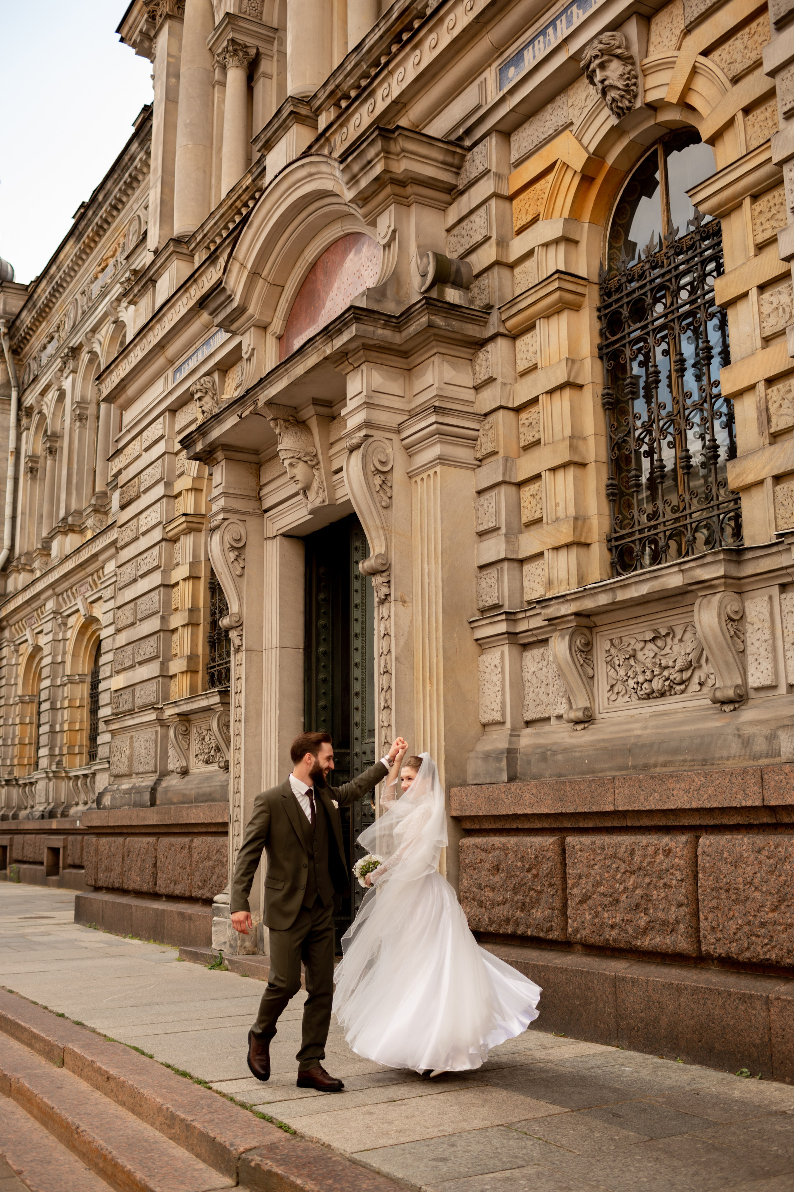 Свадебная фотопрогулка в Петербурге. Свадебный фотограф Кирилл Белый