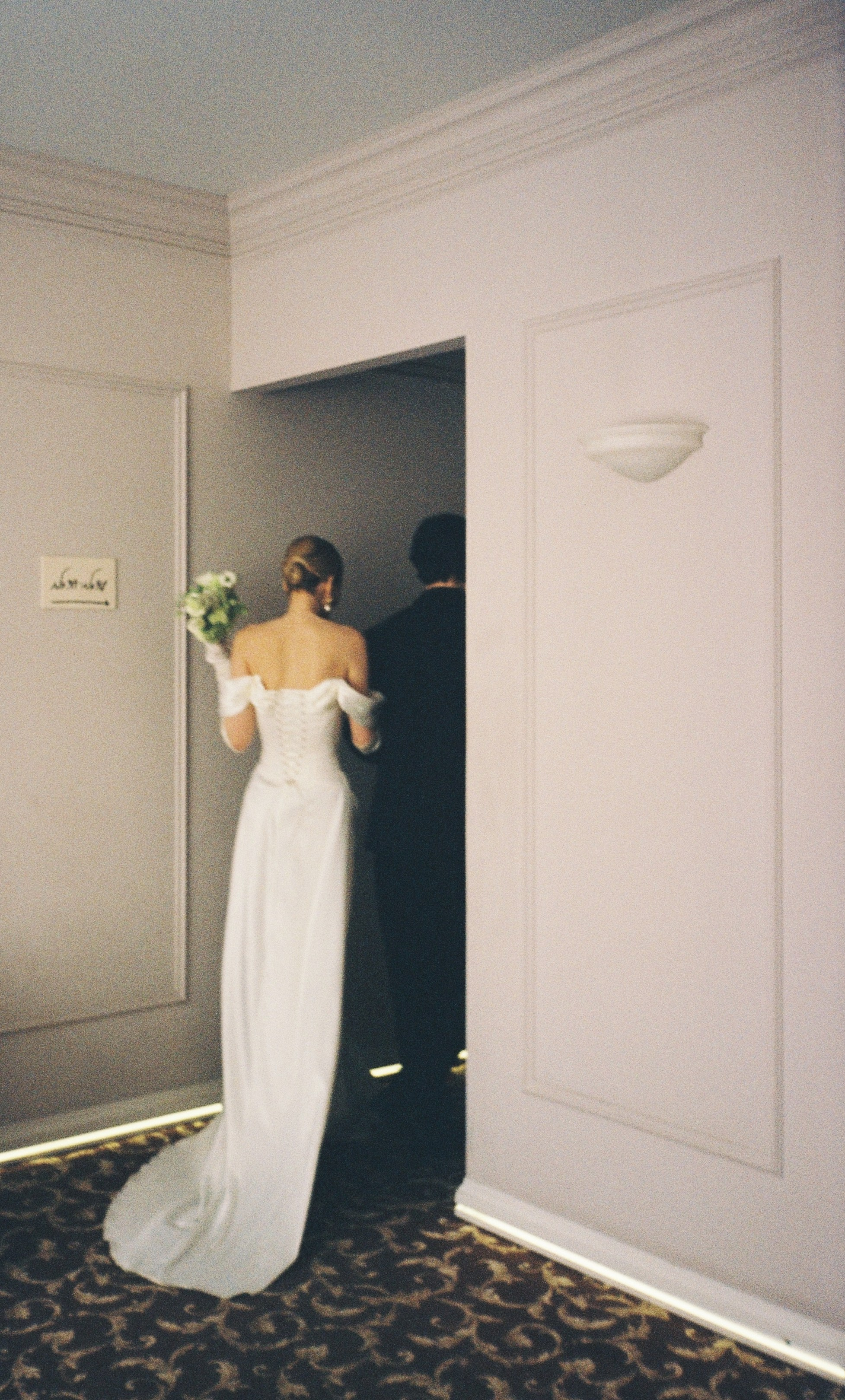 Стас и Оля, свадебное лавстори в отеле Marco Polo. Пленочные и цифровые кадры. Свадебный и портретный фотограф в Москве Кристина Золотова