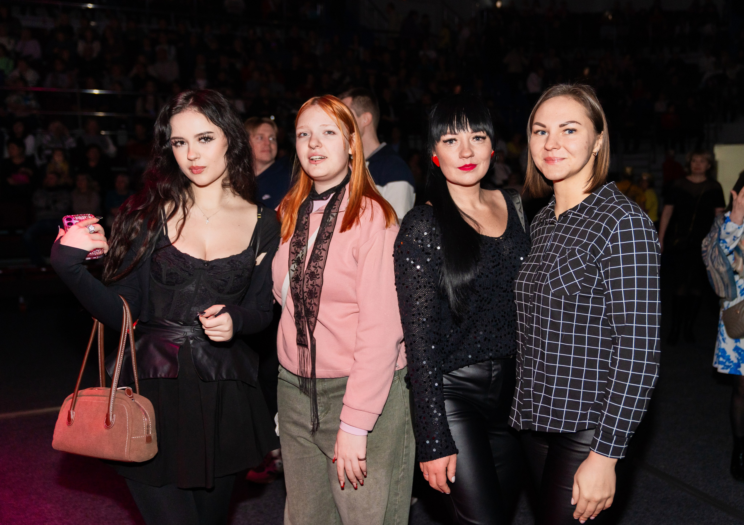 Четыре девушки на празднике Дня рождения компании Ленремонт. Сольный концерт Светланы Разиной в КСК Арена. Фото Евгения Мальцева.