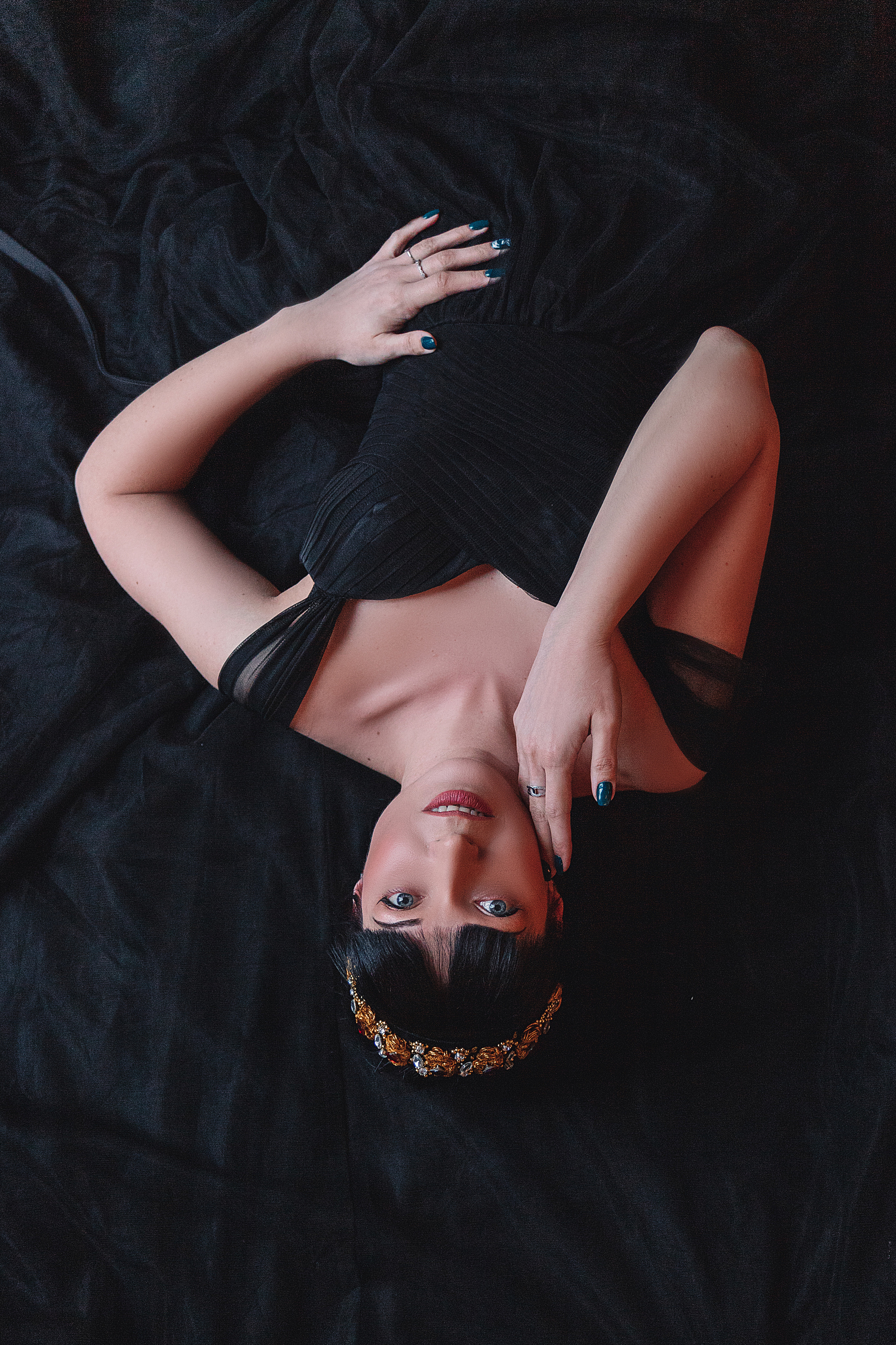 Фотографии сверху, фото лёжа, портретная съёмка, большое чёрное платье.