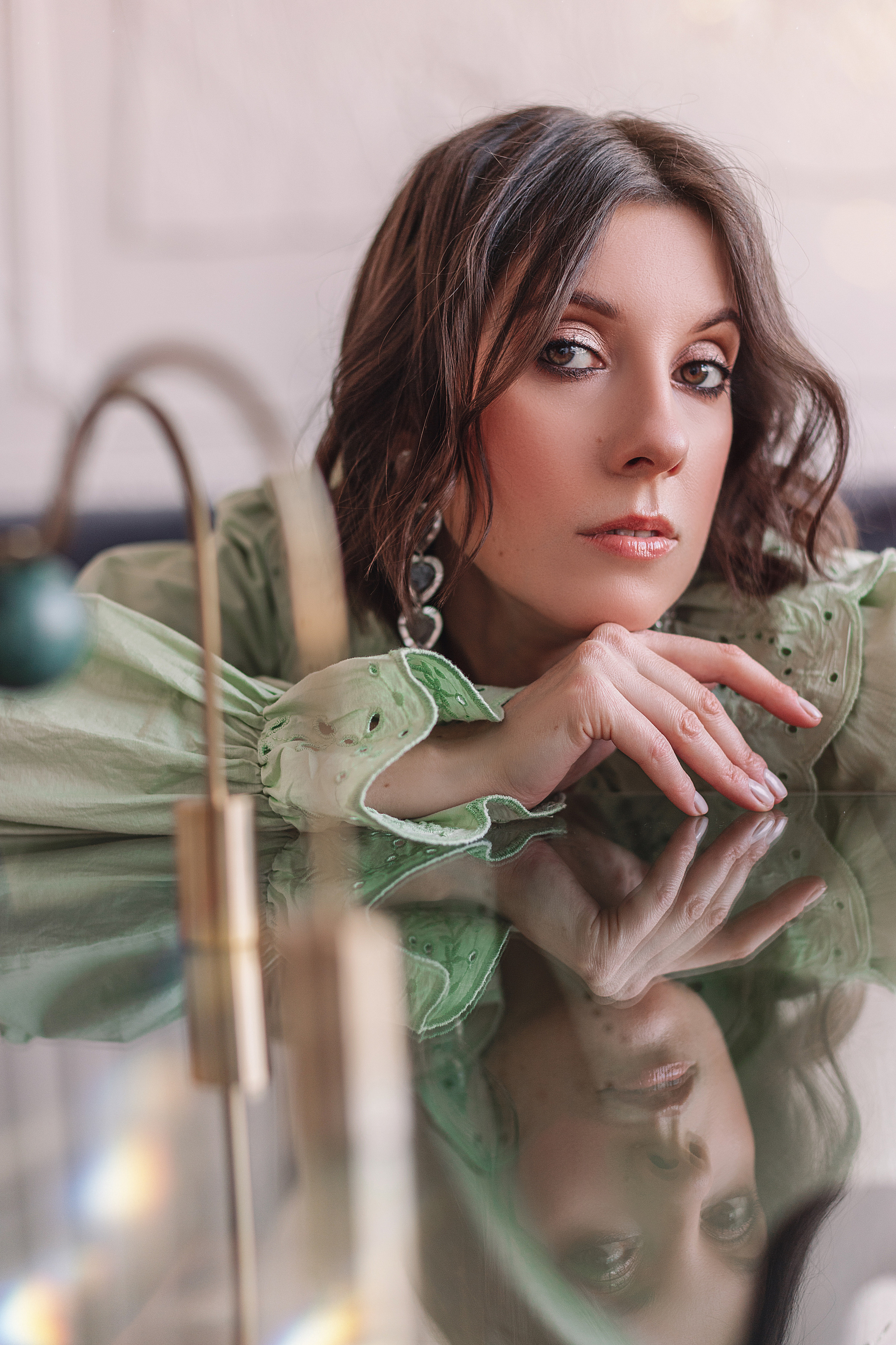 Портретная съёмка, лицо крупным планом, бьюти съёмка, красивое отражение.