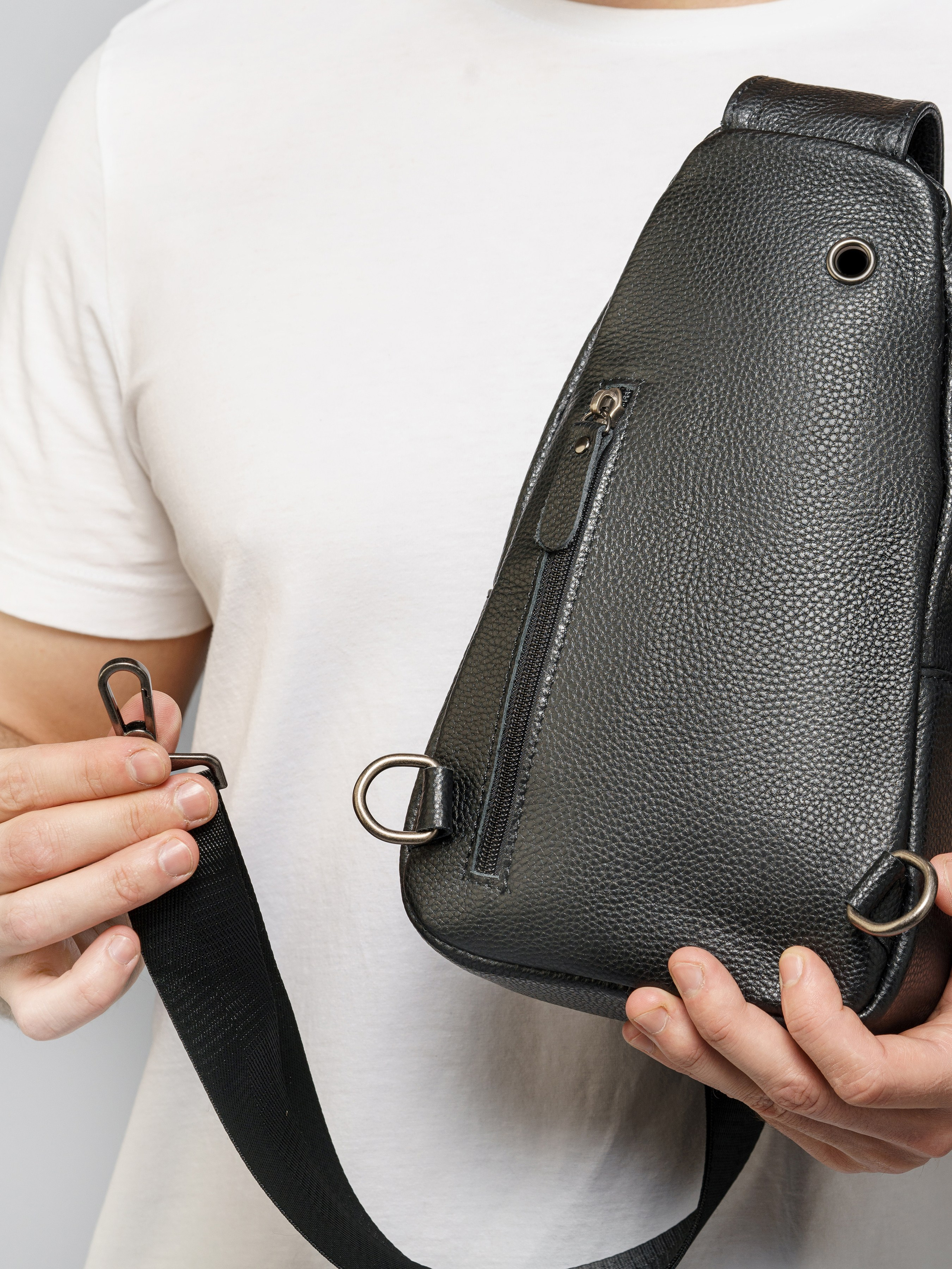 Сумки-бананки, модель Кирилл. KED Production — продакшн из СПб. Создаём фото, видео и контент, который помогает брендам и селлерам продавать больше