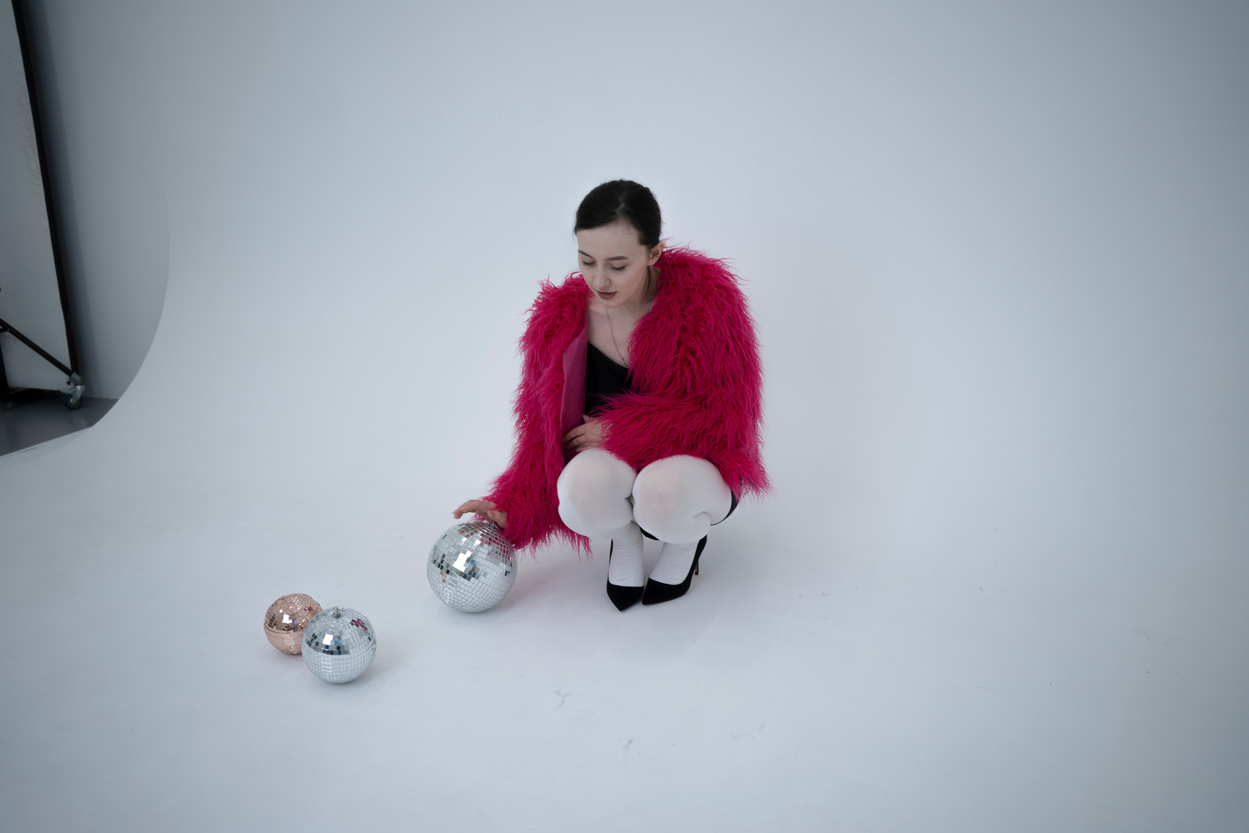 ДЕВОЧКА НА ШАРЕ. Главная