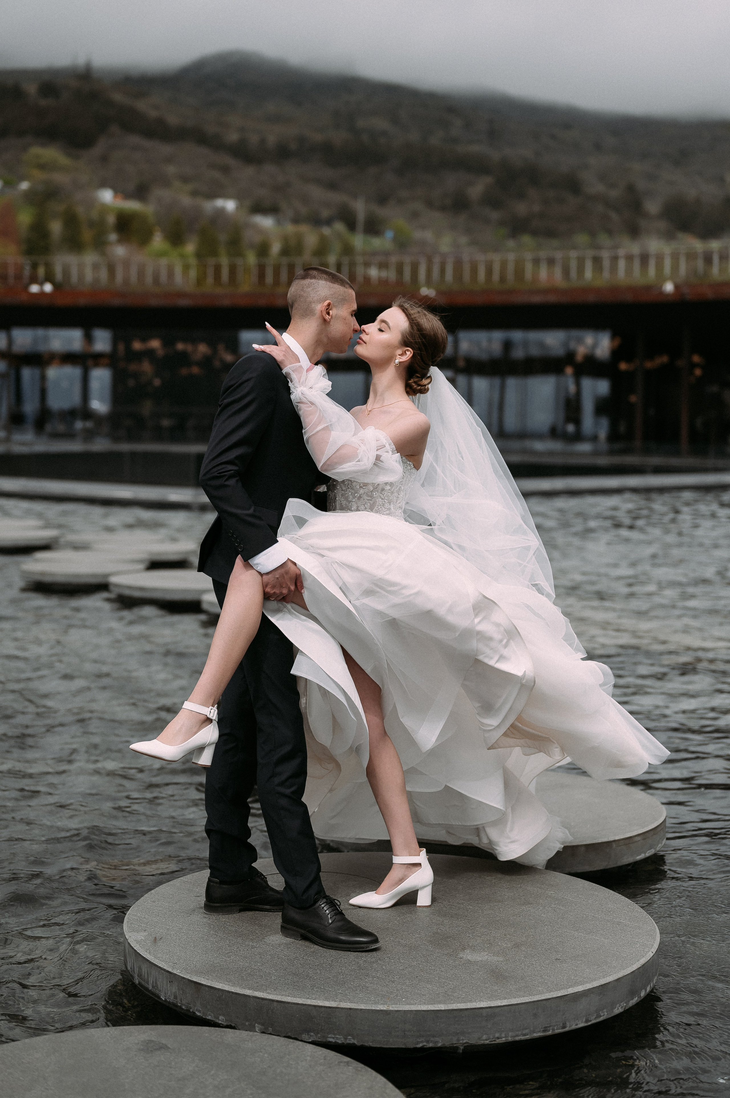 Свадебное утро и прогулка красивой яркой пары. Свадебный и семейный фотограф в Симферополе Дарья Маркова