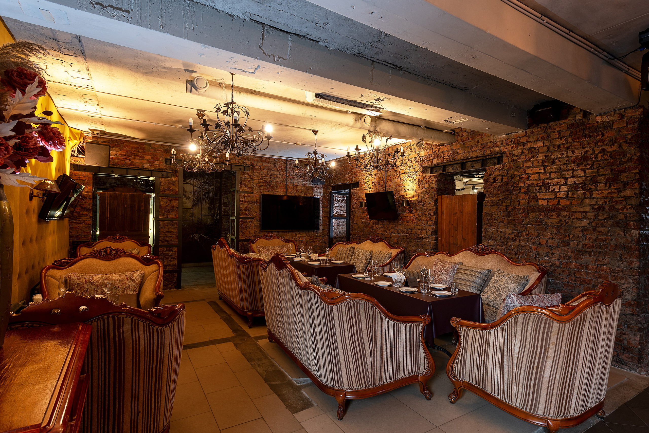 Ресторан «ОНИ В БАРЕ»