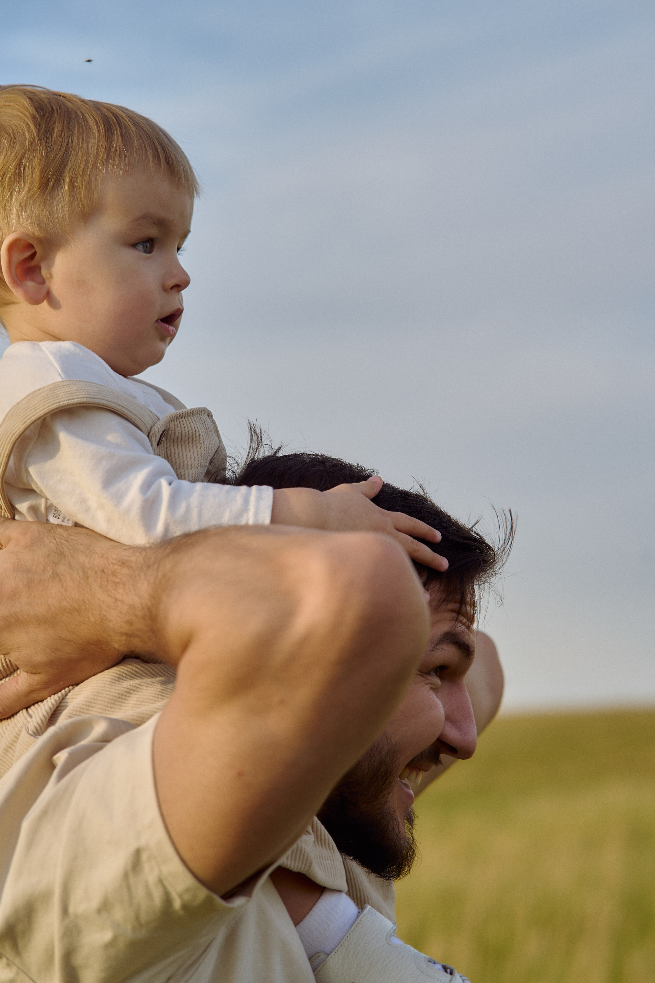 Шамиль, Аня и Марс в поле с барашками. Семейный и свадебный lifestyle-фотограф в Москве Мария Петрова