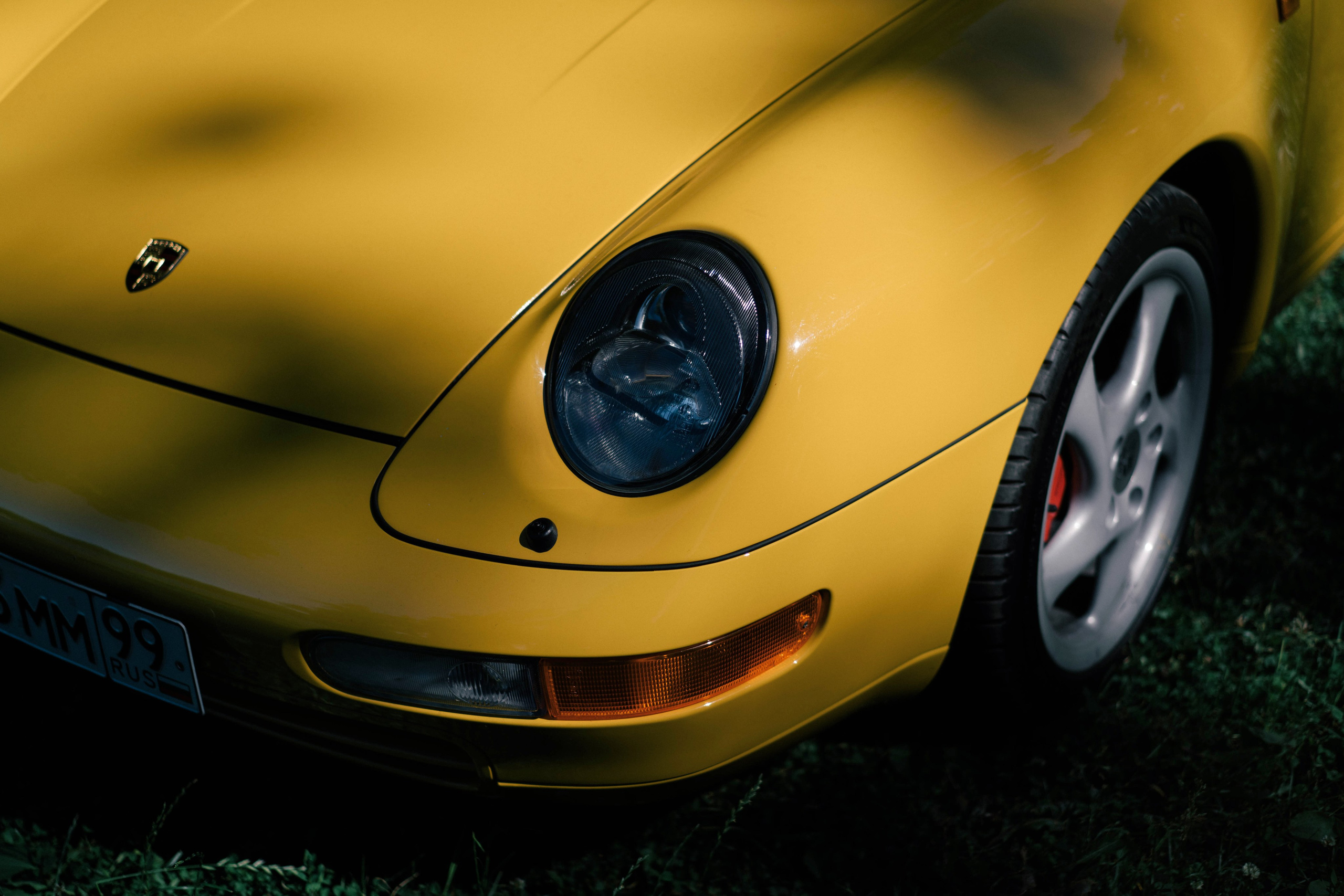 Последний из великих. Последний Porsche 911 с воздушным охлаждением. В этом автомобиле нет ничего лишнего — только чистая механика, характерный рык и дизайн, который будет актуален всегда. Не просто классика, а мечта, которая не стареет.#Porsche993 #AirCooledLegend #ПоследнийНаВоздухе #PorscheClassic #Автолегенда