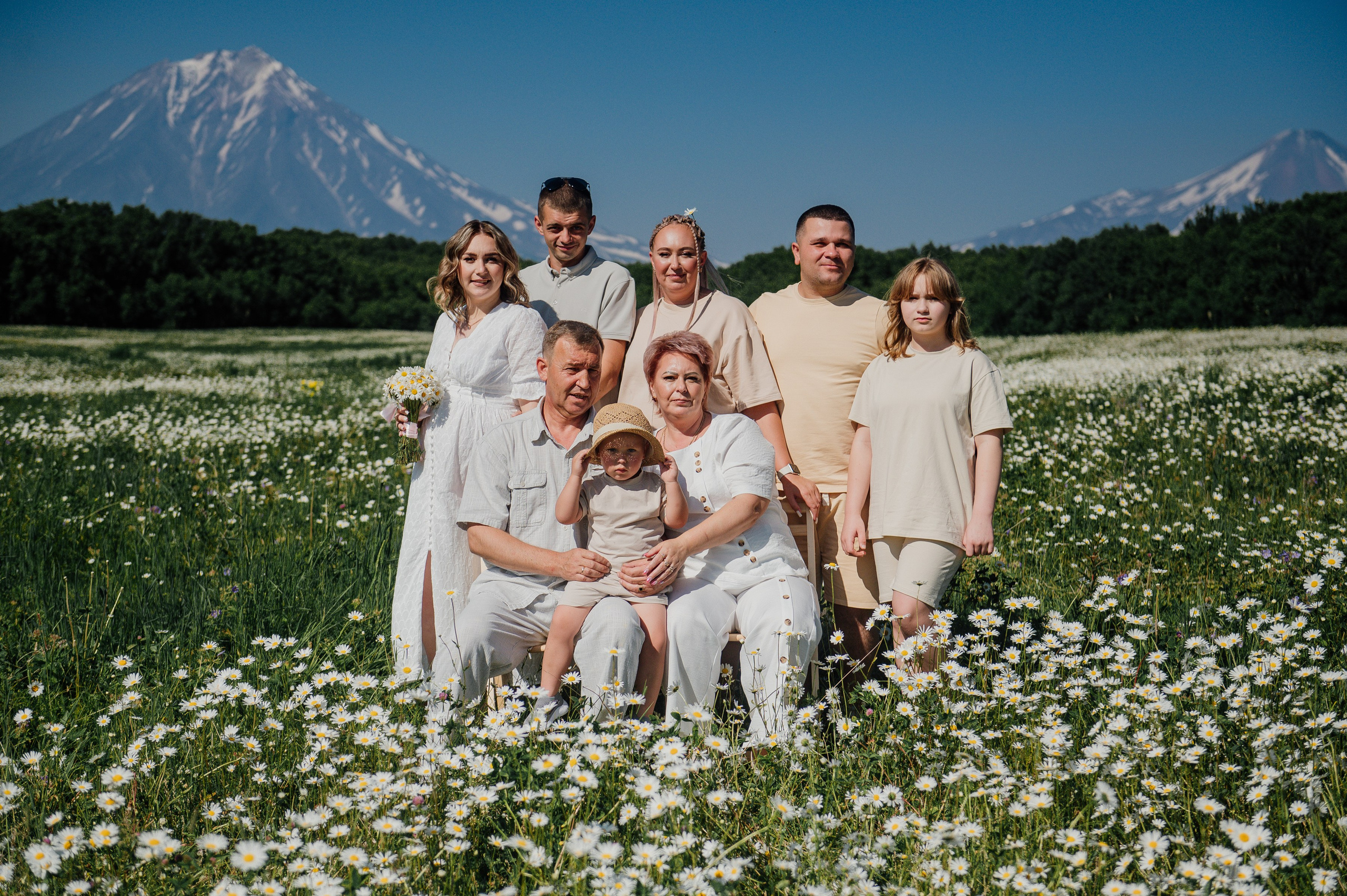 Большая семья в ромашках. Свадебный и семейный фотограф Камчатка. Фотограф Камчатка