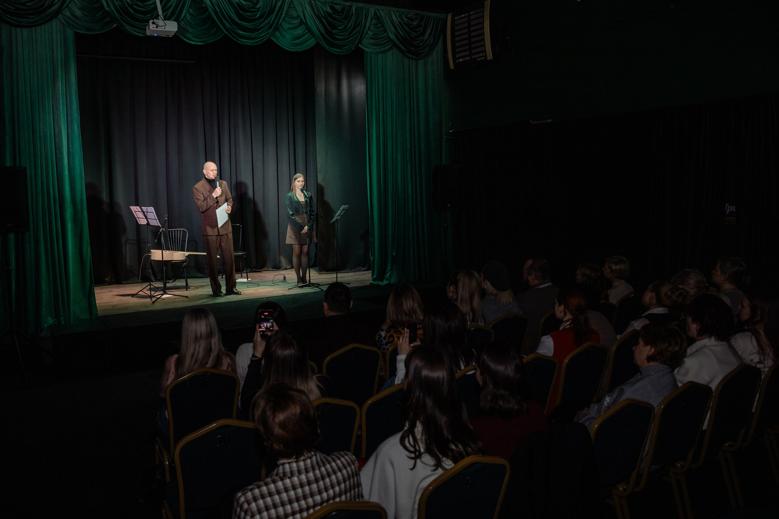 Поэтический вечер с Игорем Бушмелевым и Никой Станиславчик. Фотограф Юлия Мальцева