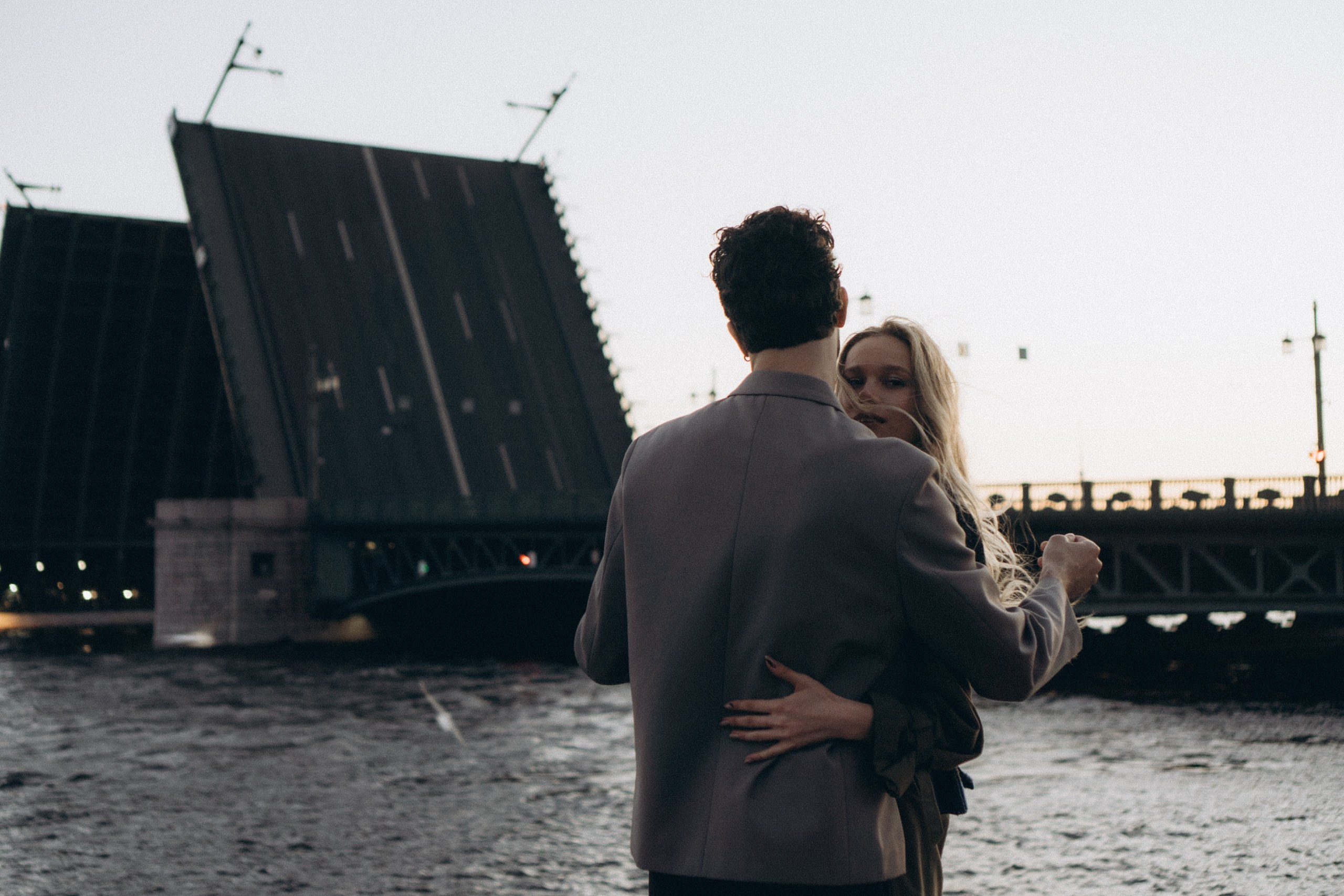 СВАДЕБНАЯ СЬЕМКА ПАРЫ НА РАССВЕТЕ В БЕЛЫЕ НОЧИ И ПРОГУЛКА С РАЗВОДНЫМИ МОСТАМИ И ПИКНИК ВОЗЛЕ ИСАКИЕВСКОГО СОБОРА. Профессиональный фотограф, Санкт-Петербург — Виктория Богомолова