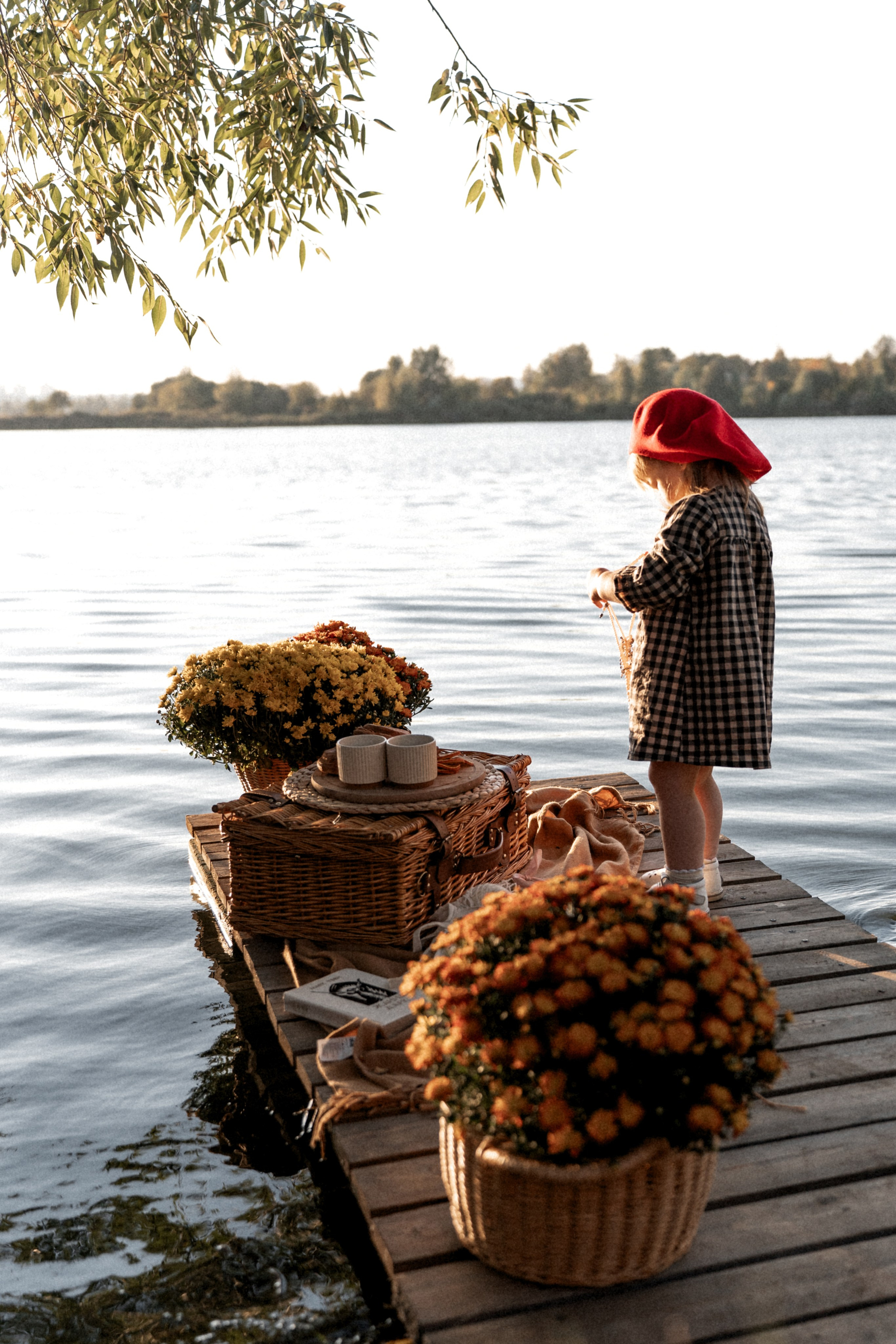 Хризантемовое плаванье маленькой мечтательницы. Ваш семейный фотограф в Минске — Вика Трегубова