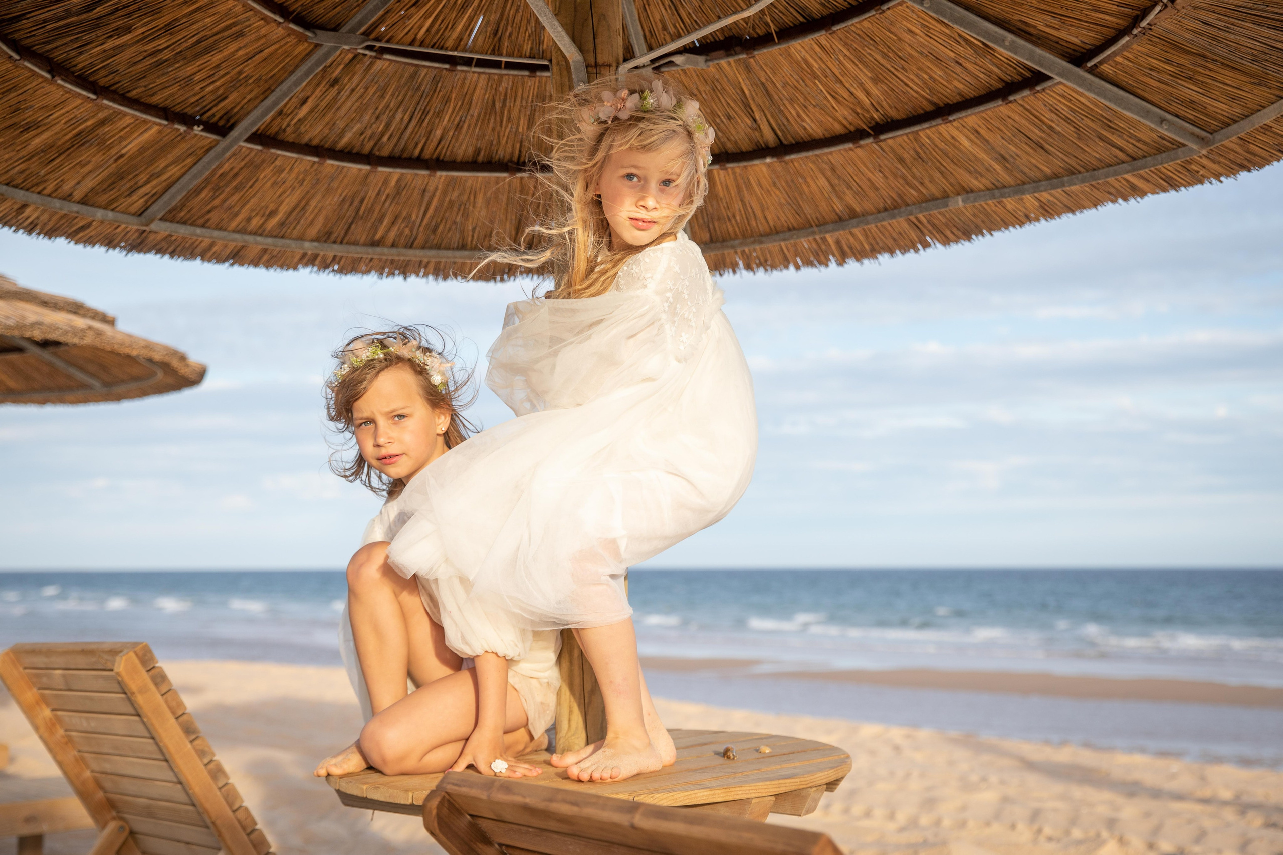 Family on the ocean. Professional Photographer in Portugal. Oksana Lomnova
