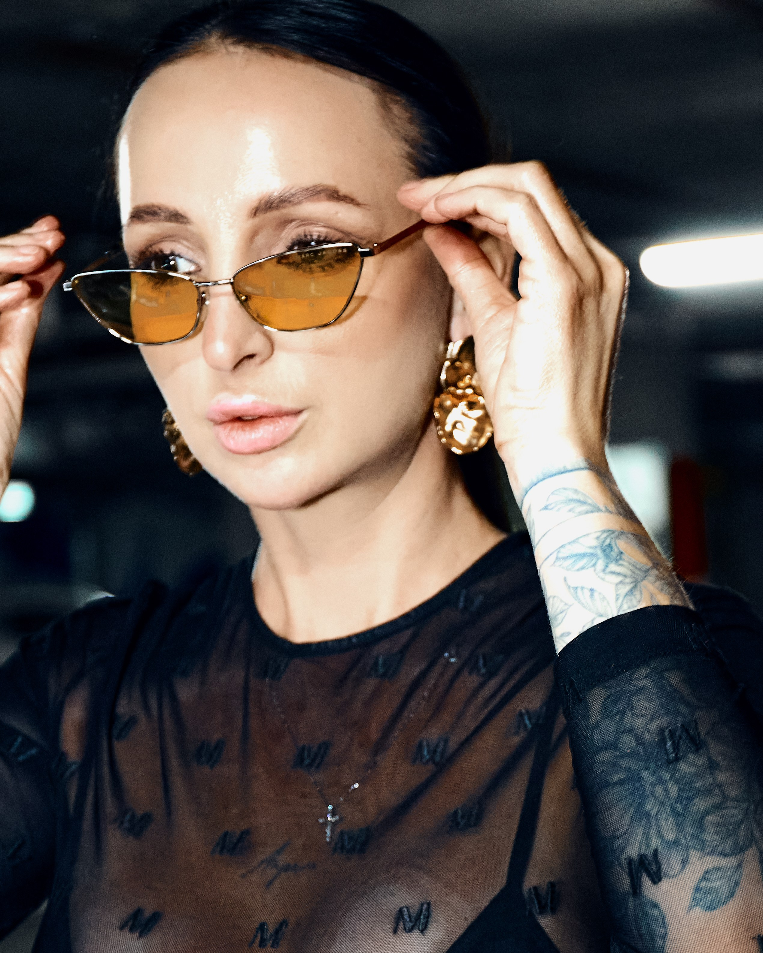 Ночная прогулочная съемка девушки женским фэшен фотографом Екатериной Врублевской в Калининград на парковке ТЦ Плаза 