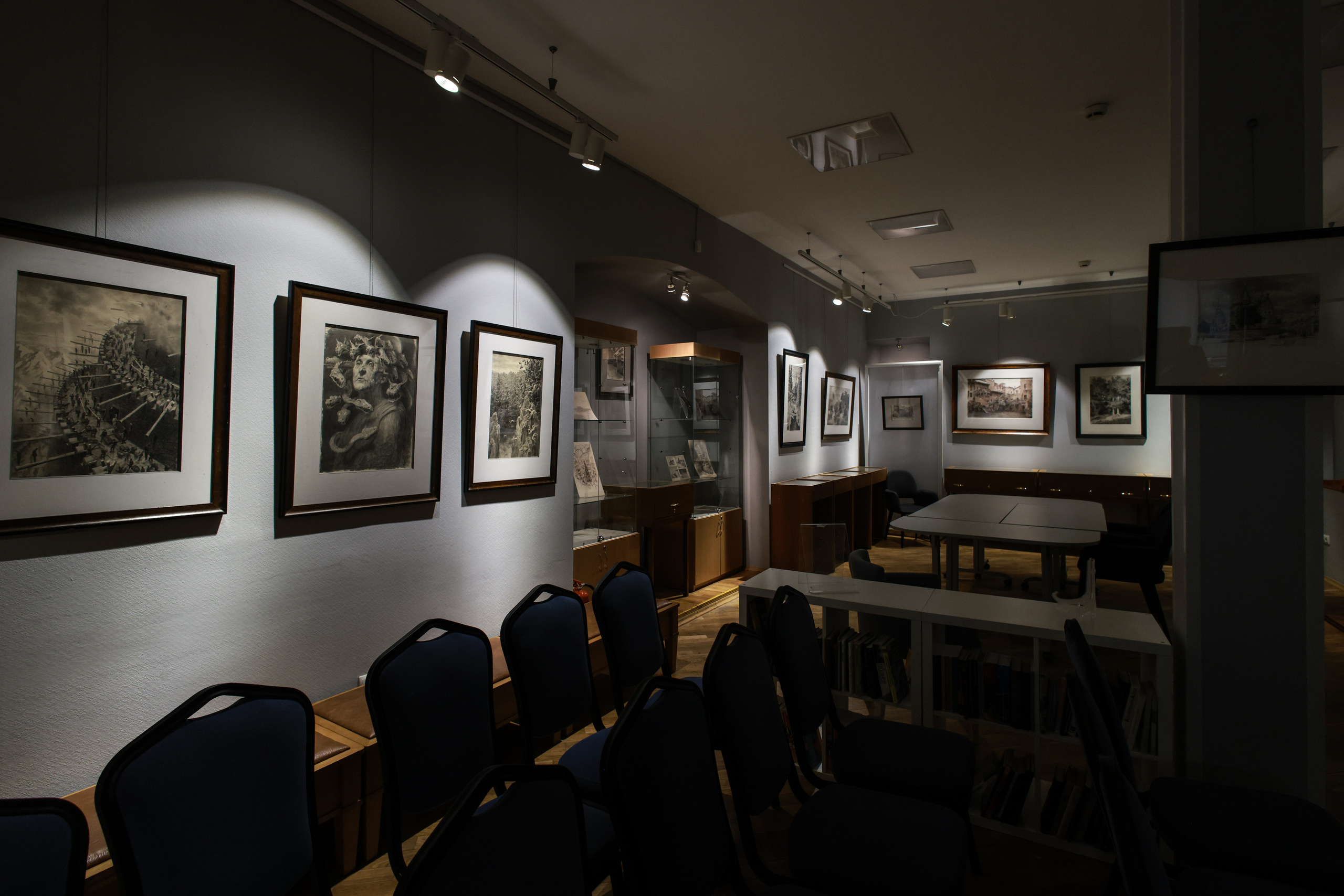 ГРАФИЧЕСКИЙ ВАВИЛОН Геннадия Овчаренко. Reportage, architectural, fine art photographer Lena Melnikova in Moscow