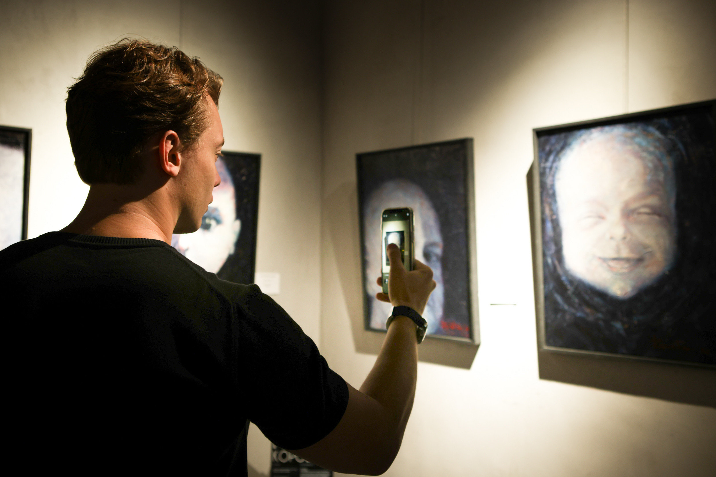 Художественная выставка Артели " ПОЛНЫЙ БРЮТ 66» в галерее ARTMAISON. Reportage, architectural, fine art photographer Lena Melnikova in Moscow