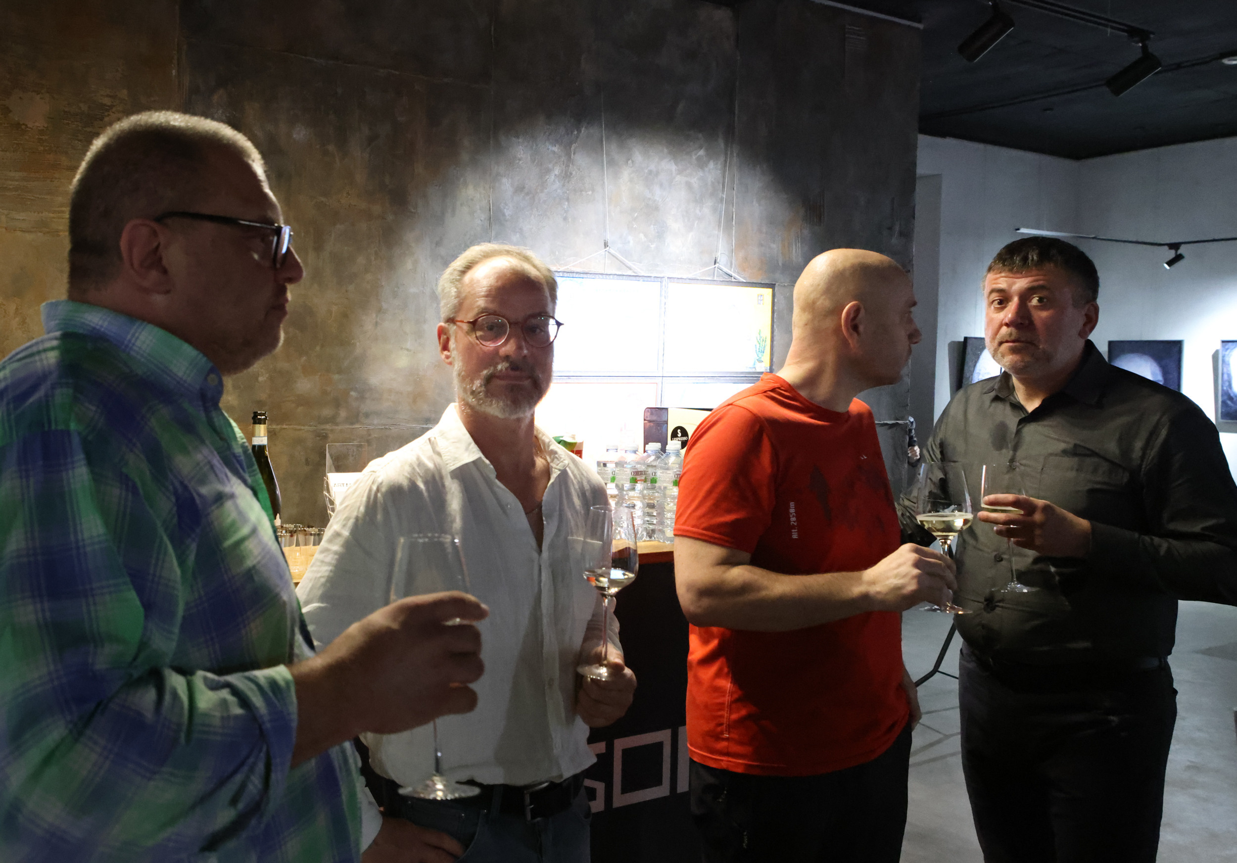 Художественная выставка Артели " ПОЛНЫЙ БРЮТ 66» в галерее ARTMAISON. Reportage, architectural, fine art photographer Lena Melnikova in Moscow