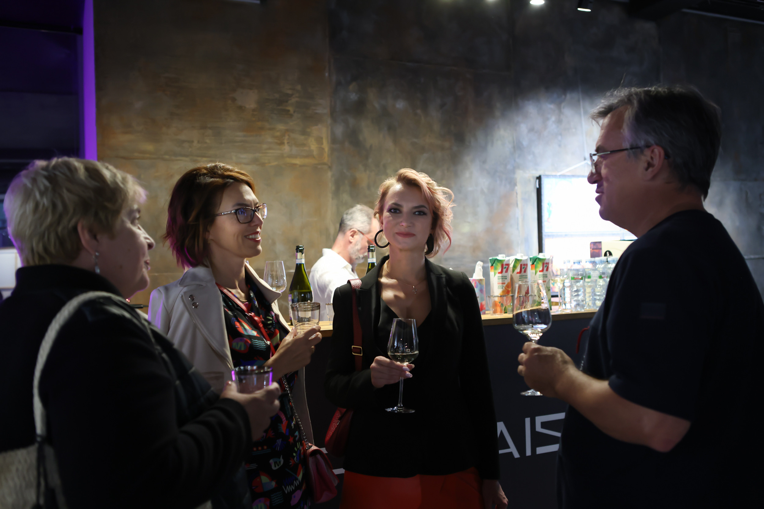 Художественная выставка Артели " ПОЛНЫЙ БРЮТ 66» в галерее ARTMAISON. Reportage, architectural, fine art photographer Lena Melnikova in Moscow