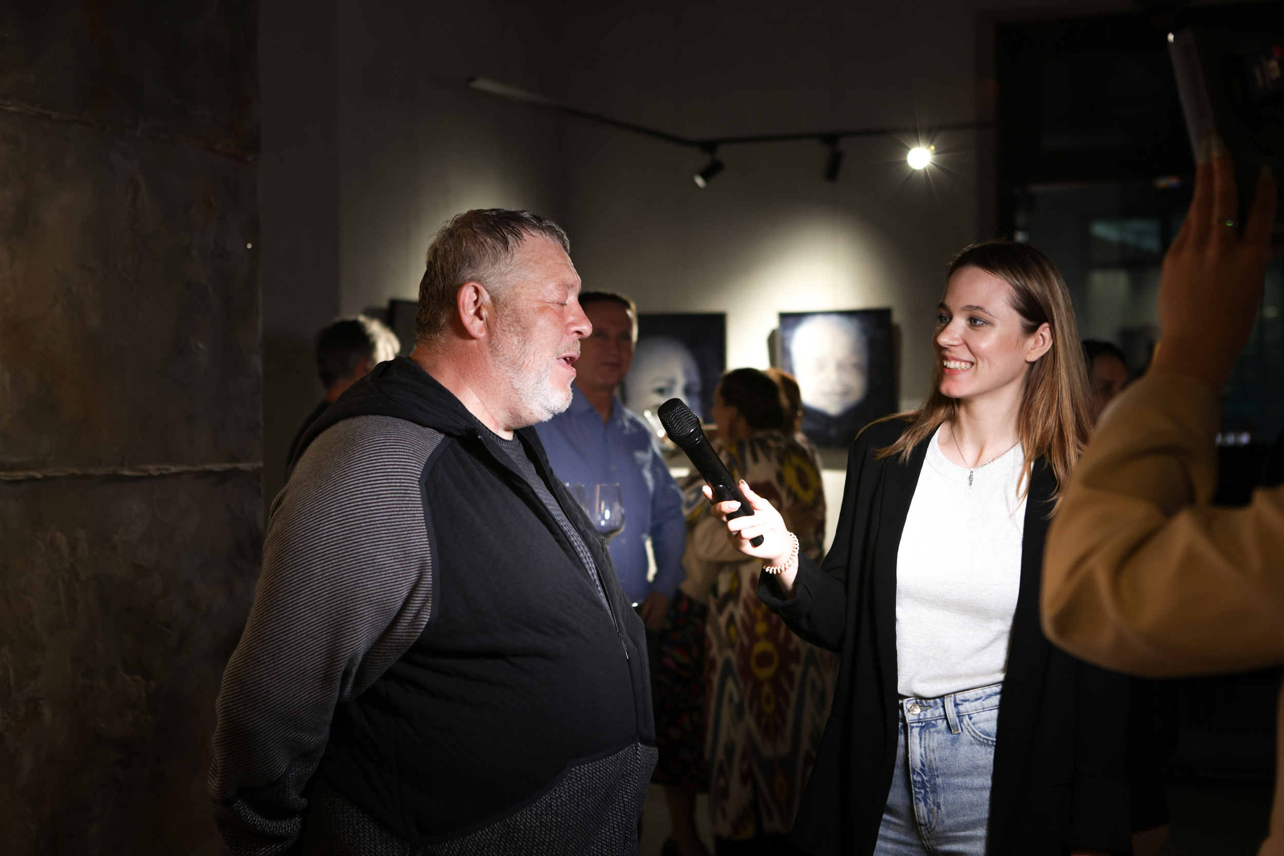 Художественная выставка Артели " ПОЛНЫЙ БРЮТ 66» в галерее ARTMAISON. Reportage, architectural, fine art photographer Lena Melnikova in Moscow