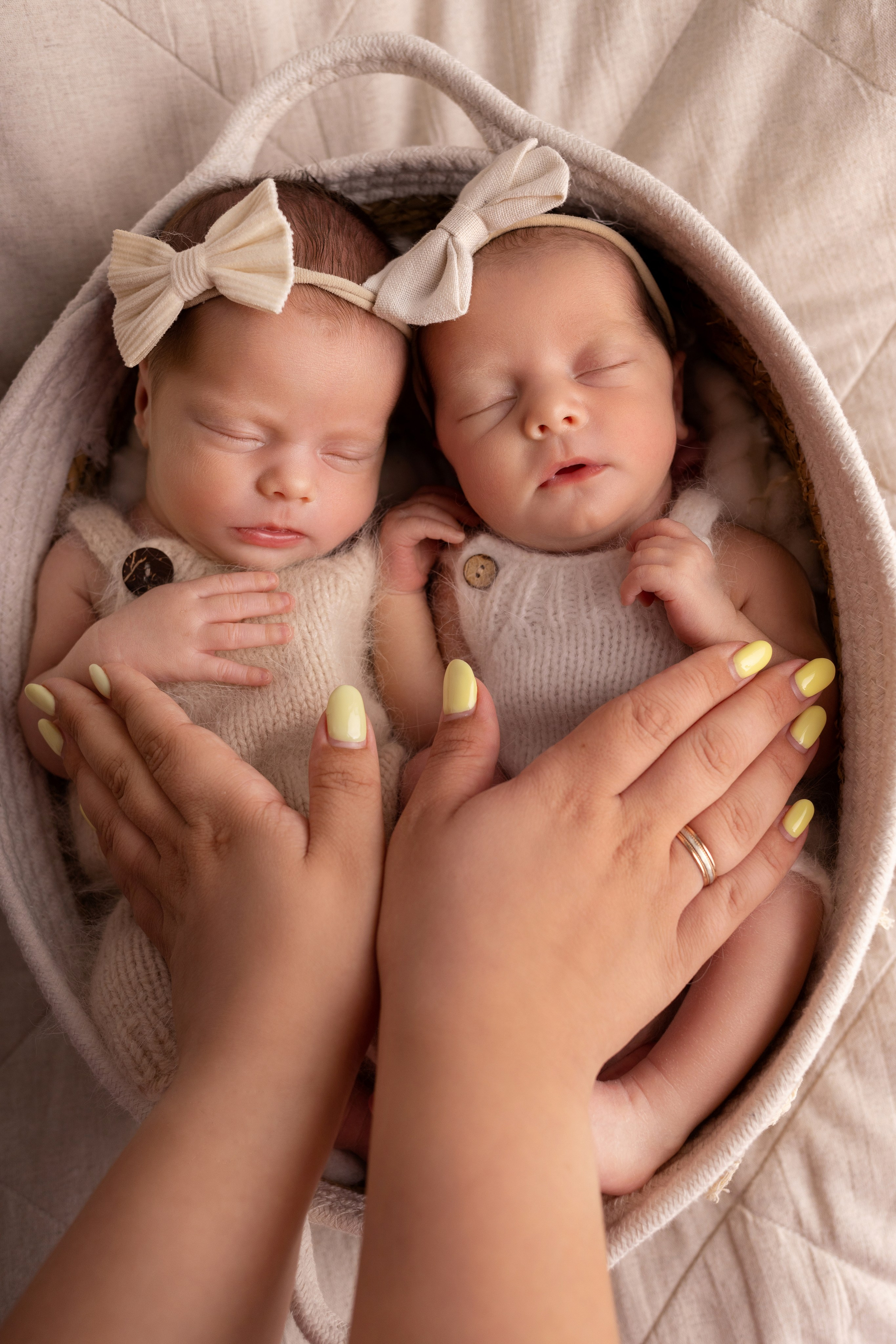 Фотосъемка двойни. Фотограф новорожденных малышей в Омске и Омской области Эльвира Камаева