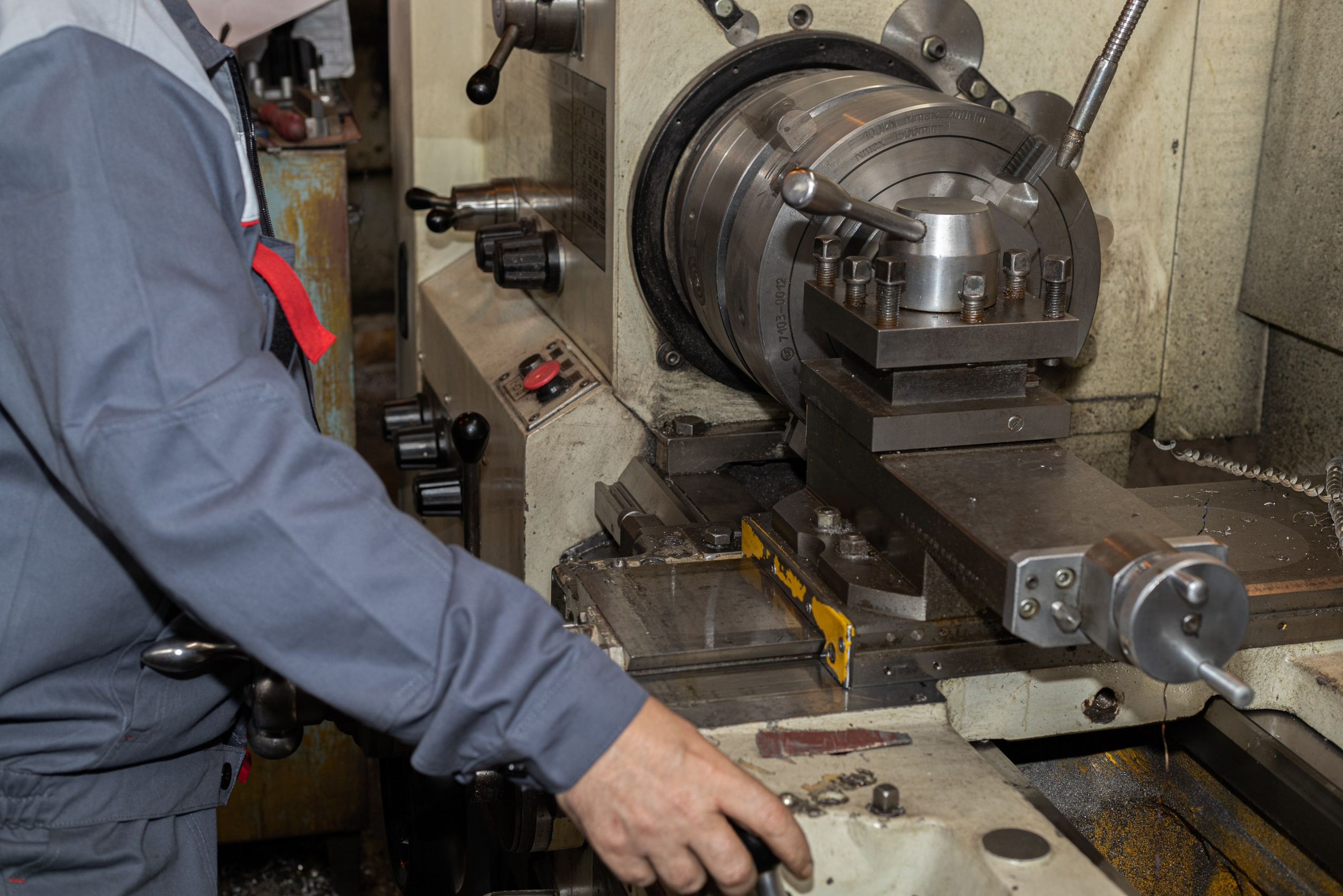 "Промышленная фотосъёмка сборочного участка с высокой детализацией оборудования"