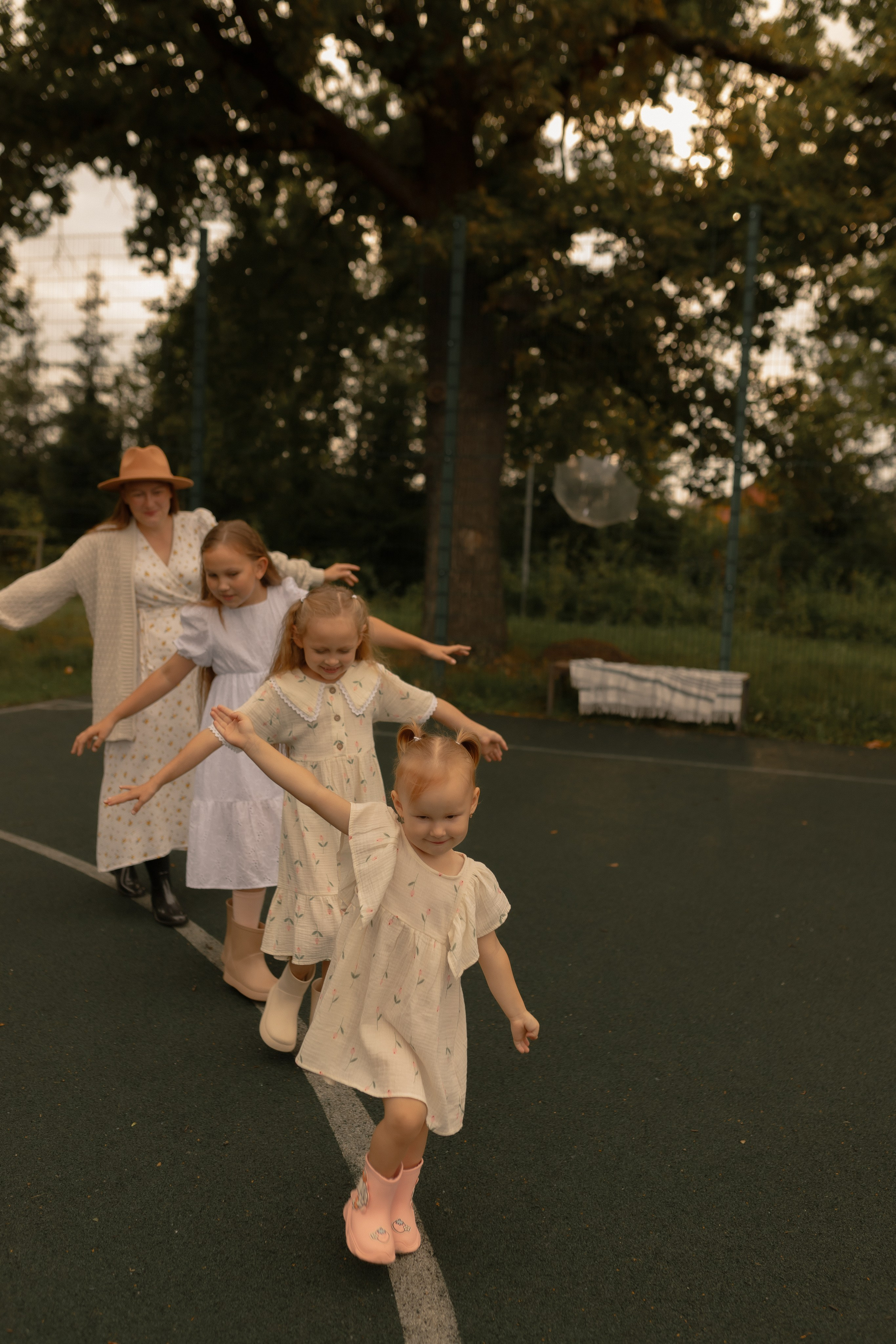 Мама Алина, Маша, Дина и Анечка. Фотограф Татьяна Семенова