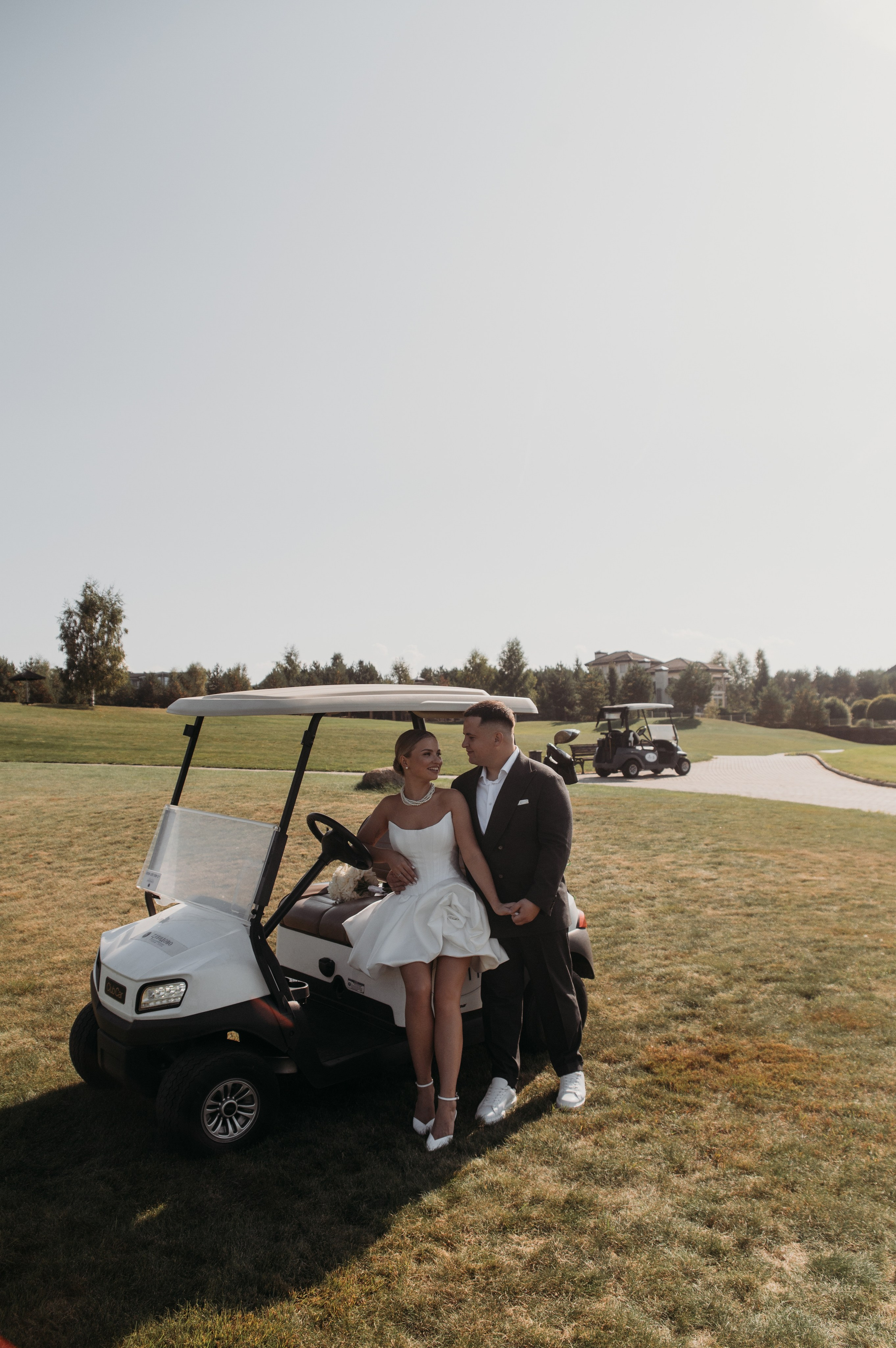 Свадебная фотосессия в Завидово гольф поле с утром невесты и красивым свадебным банкетом. Свадебный фотограф в Твери, Москве и Санкт-Петербурге Денисова Екатерина