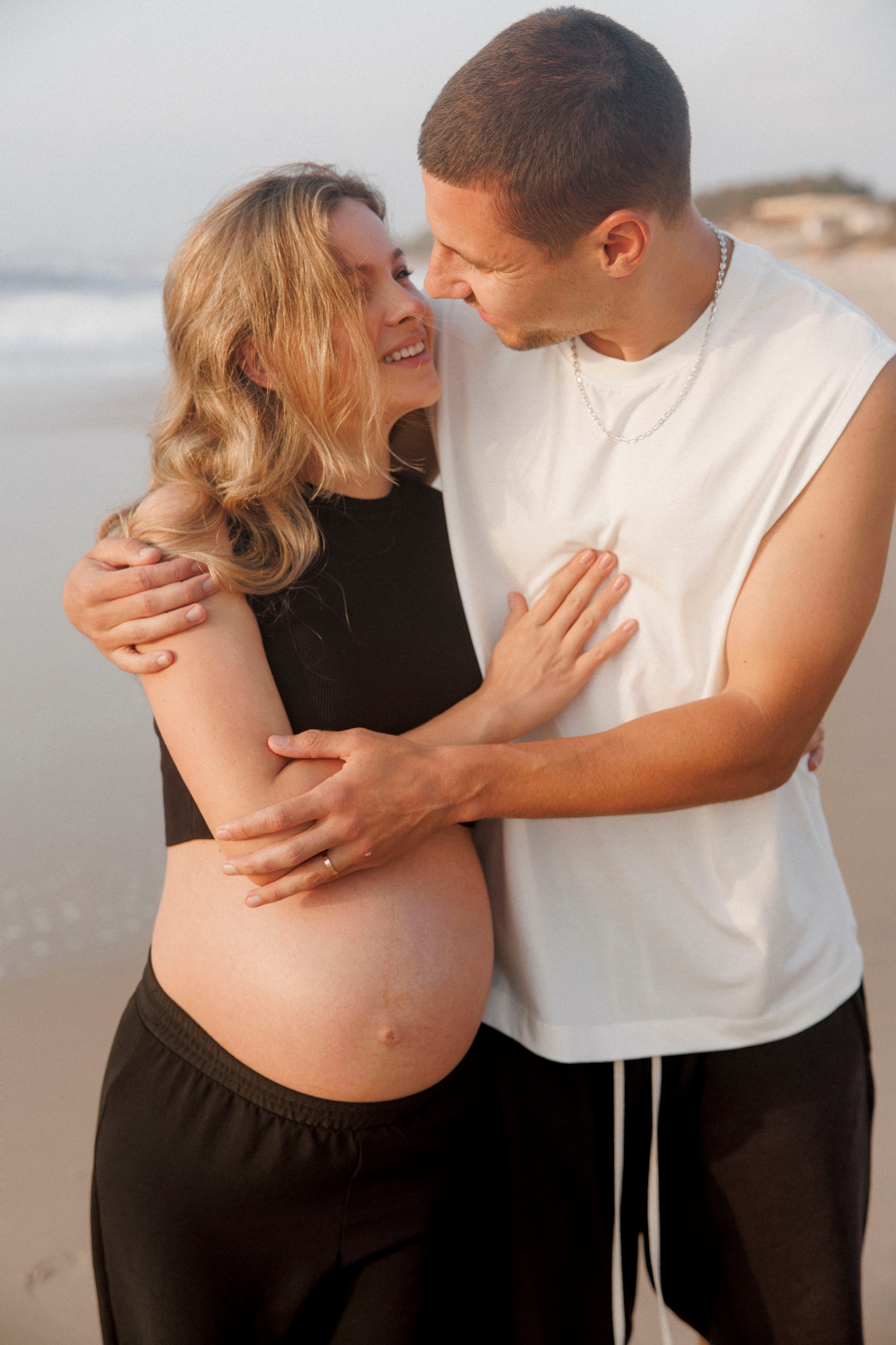Pregnancy photoshoot near the sea (cloudy weather). Главная