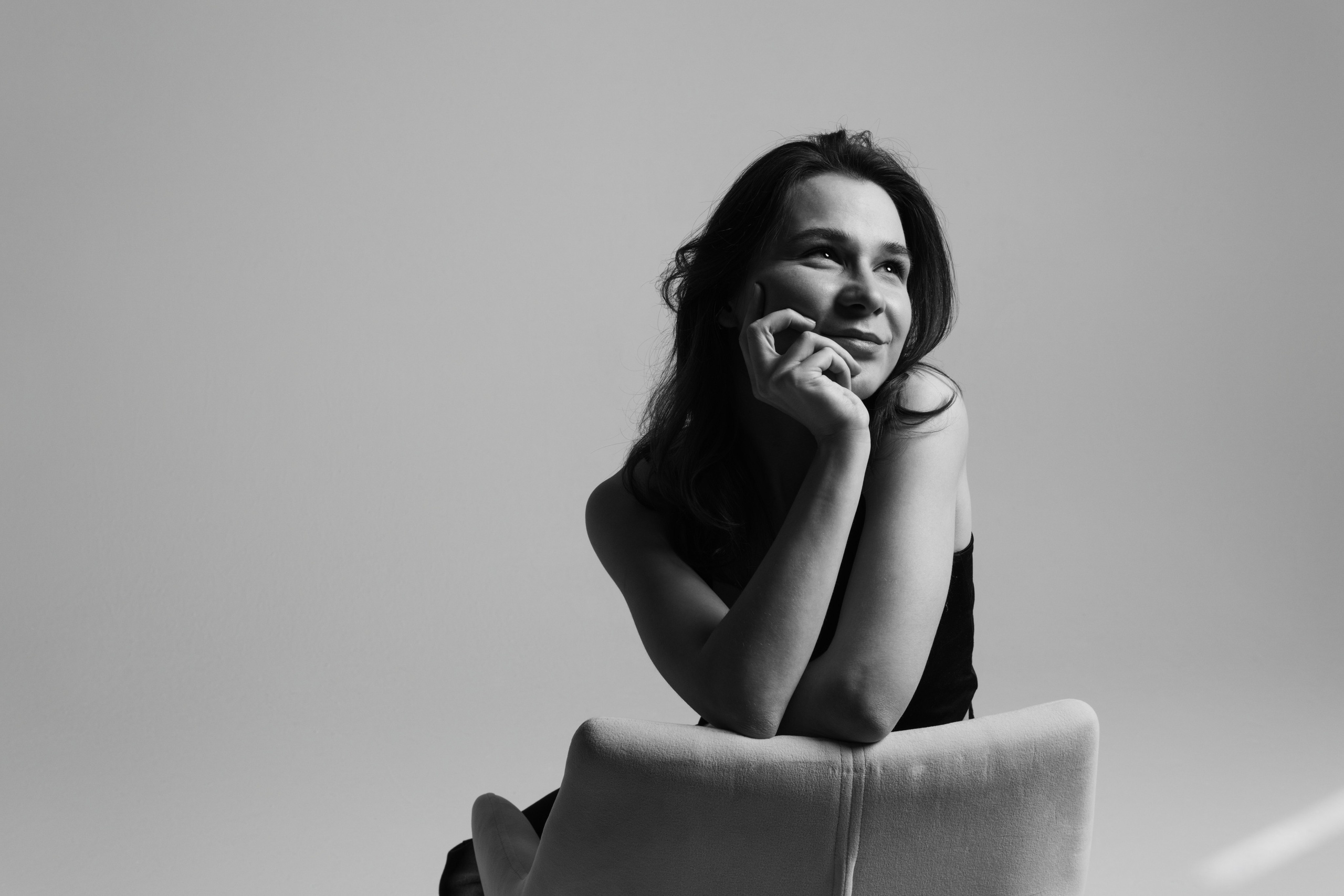 Монохромный портрет женщины, где контраст рождает образ. Портретный фотограф в Москве Фарид Леонов