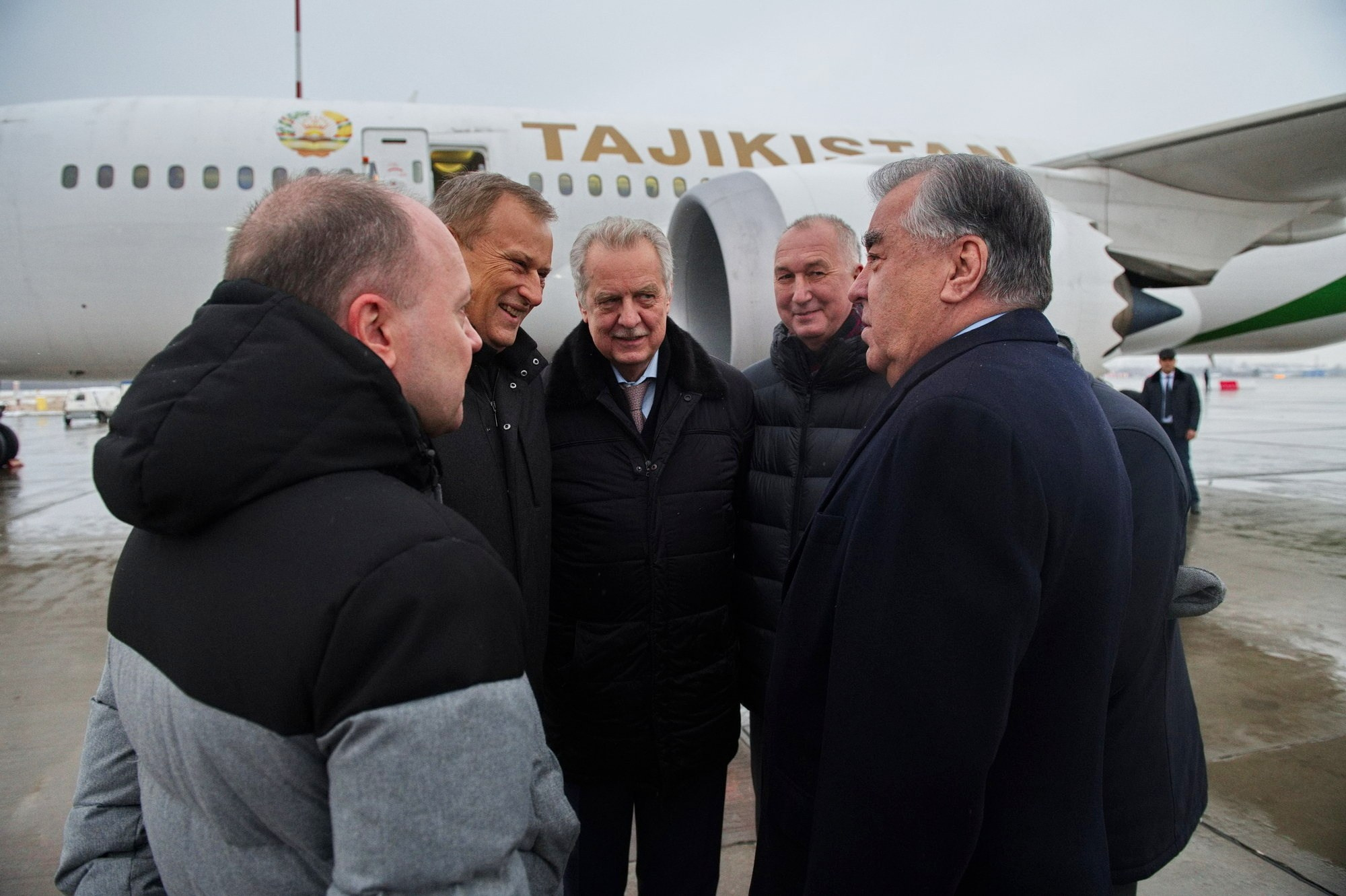 Президент Таджикистана Эмомали Рахмон (справа) в аэропорту Пулково, Санкт-Петербург, 12 декабря 2024 года.