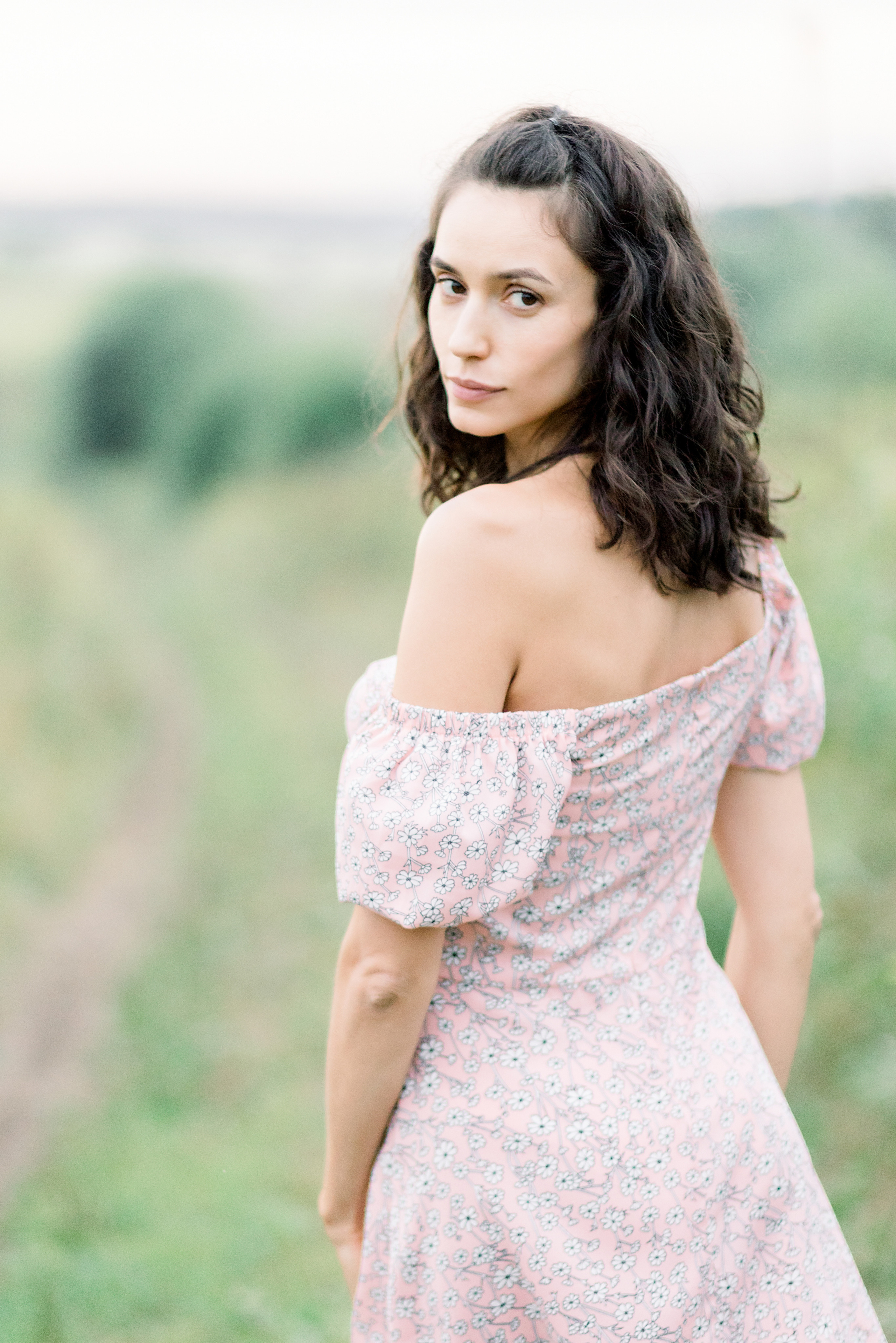 фотосессия в поле, портрет в поле, девушка в поле