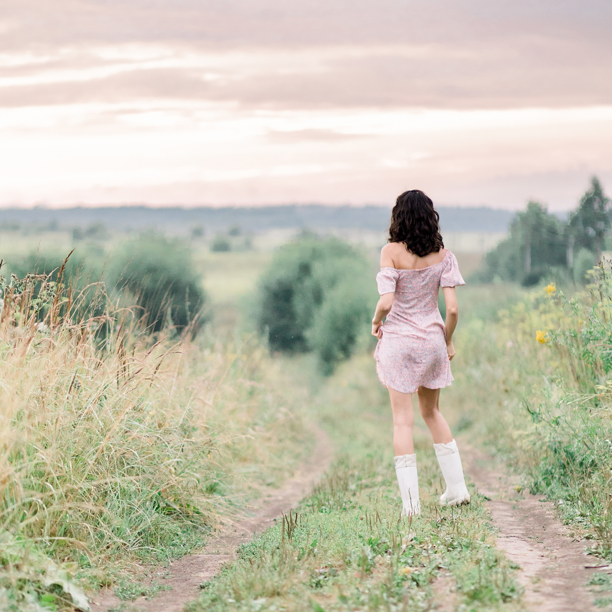 фотосессия в поле, портрет в поле, девушка в поле