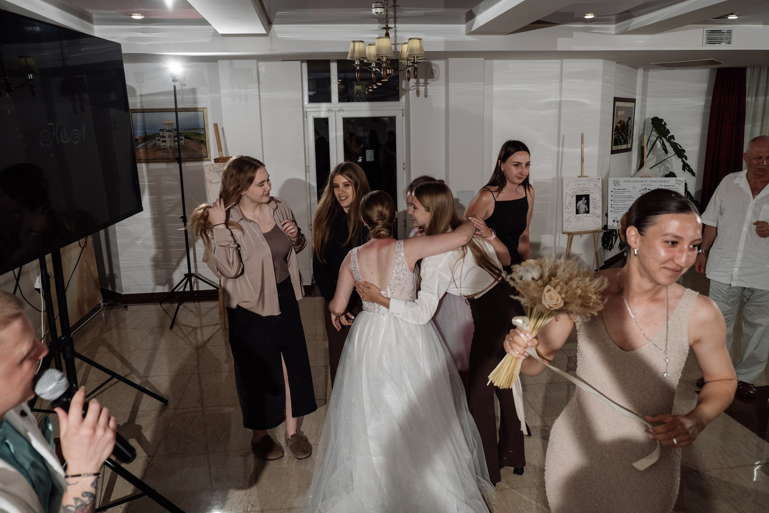 Свадебный ретопртаж. Профессиональная фотосъемка в Крыму. Натуральные эмоции и живые кадры. Забронируйте дату прямо сейчас!