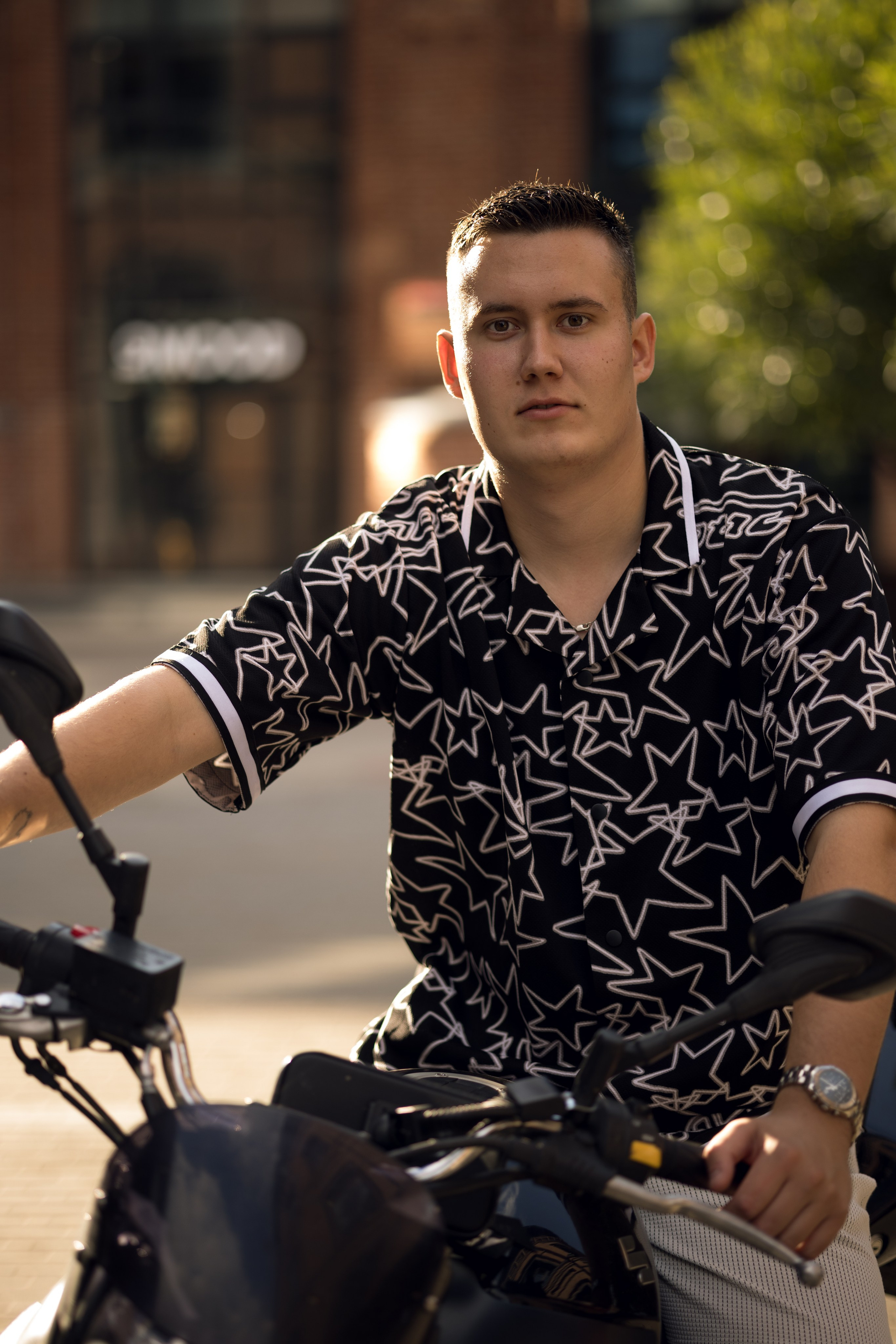 Мужская фотосессия на улице. Профессиональный фотограф в Москве