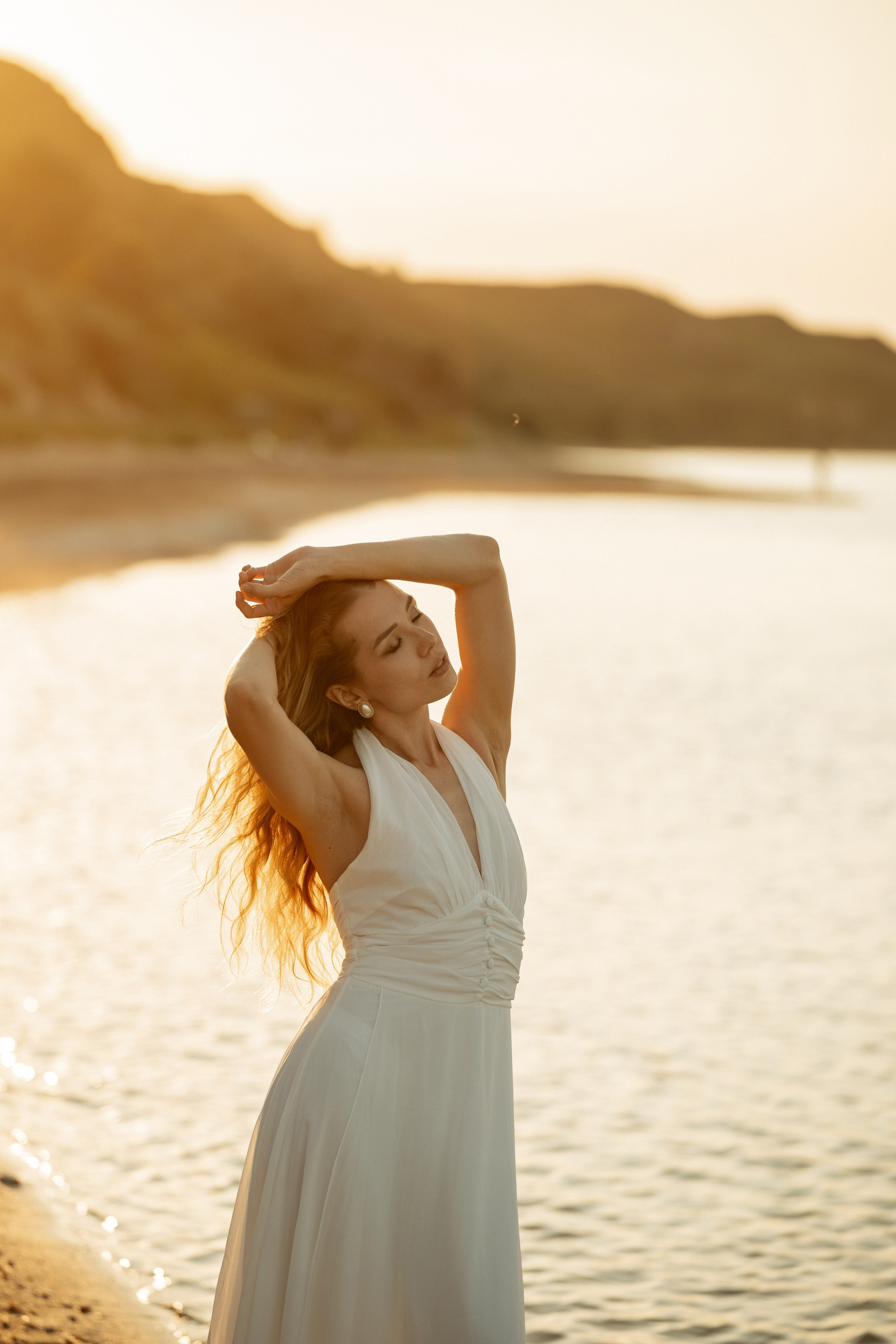 Фотограф передал красоту материнства в кадрах на берегу Волны – воздушное платье и морской пейзаж.