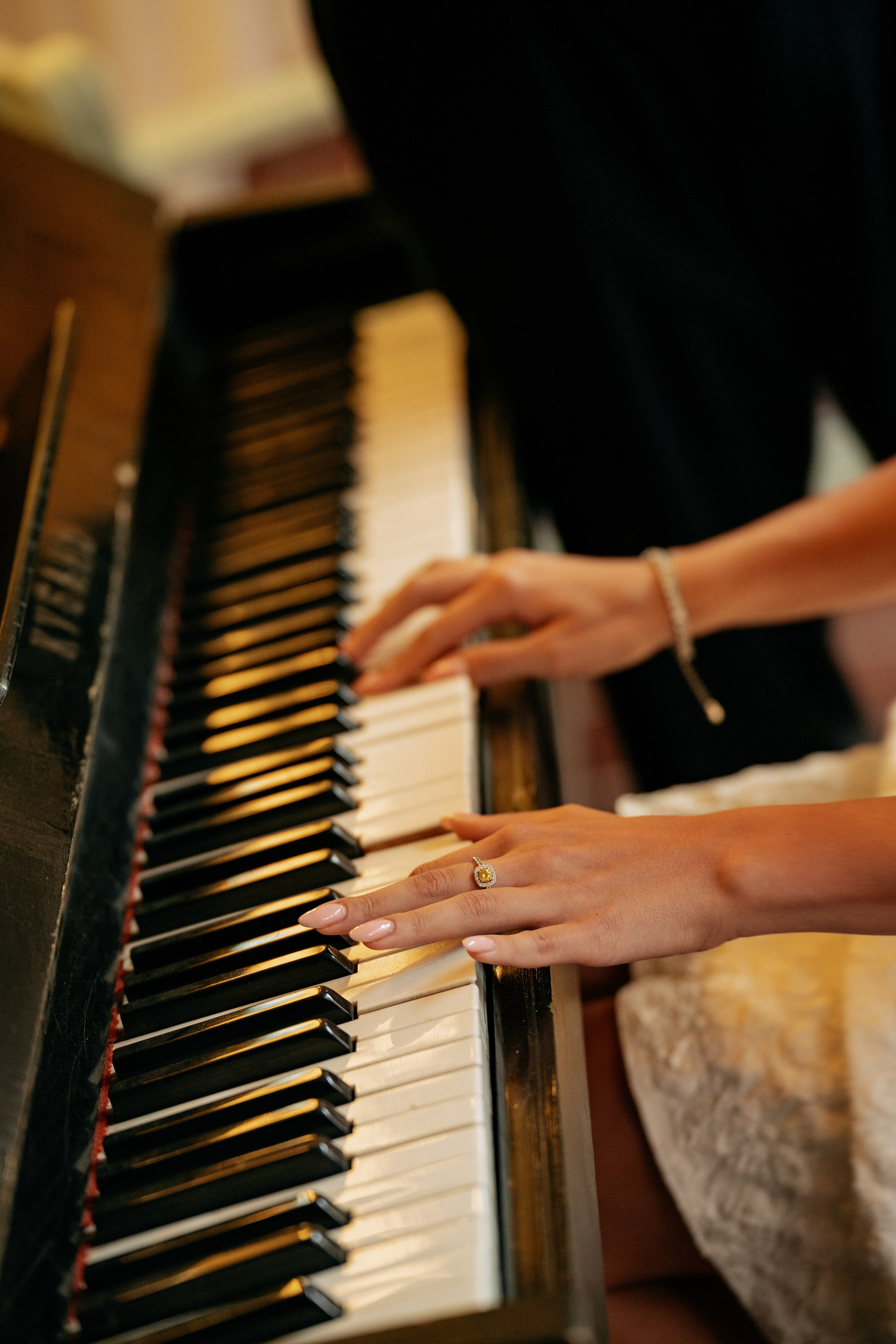 Прятки и смех среди деревьев. Живые и непосредственные эмоции пары во время фотосессии.