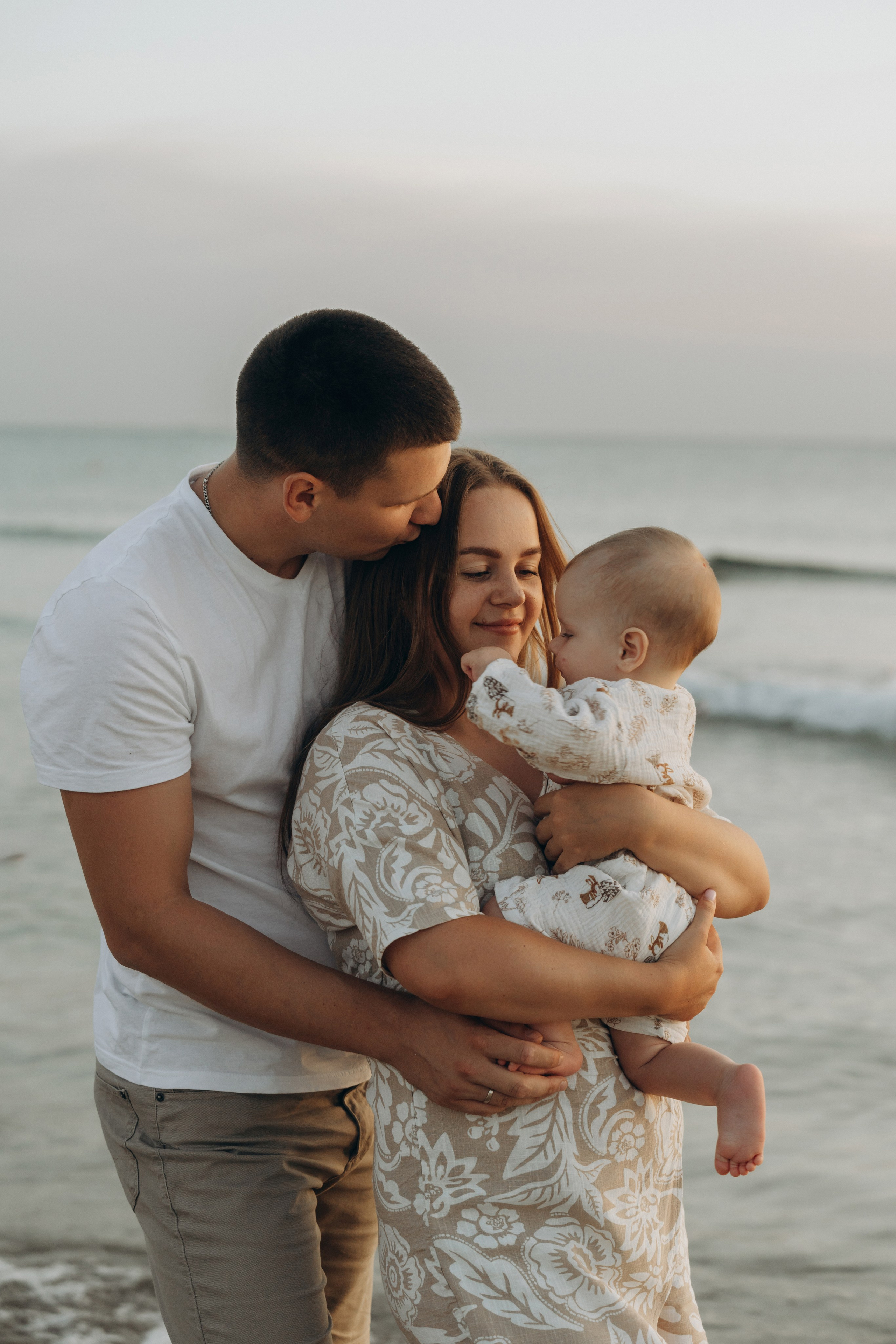 Фотосессия на пляже Голубицкой – дети строят замки из песка, фотограф Голубицкая