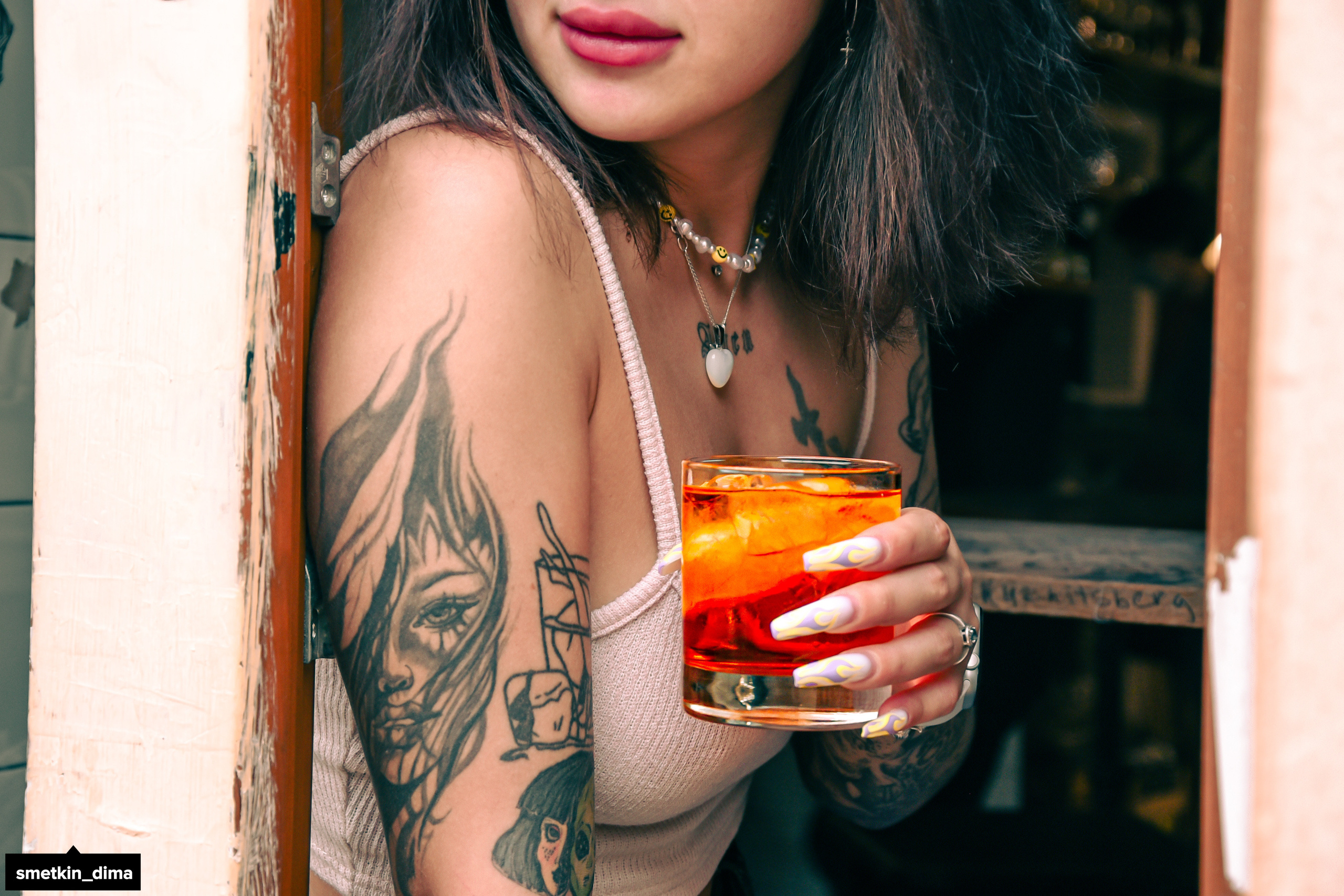 Уличная фотография. Фотосессия в баре. Фотограф Сметкин Дима. Фотосессии в Москве и по миру