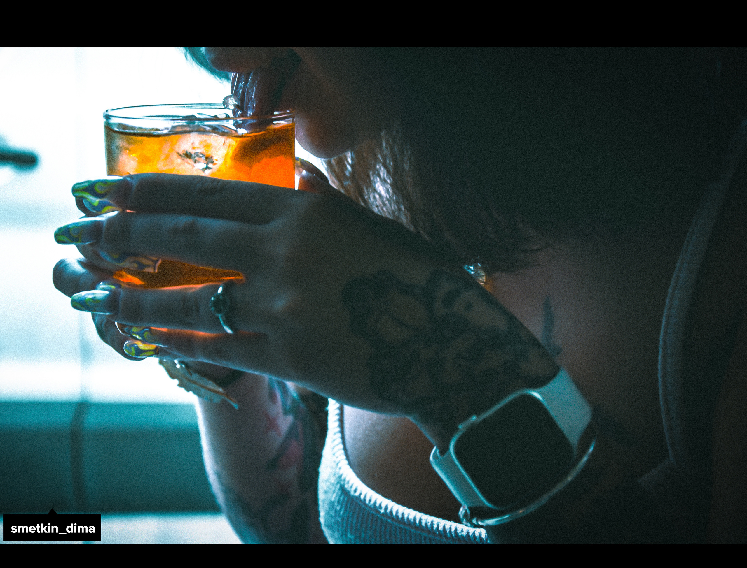 Уличная фотография. Фотосессия в баре. Фотограф Сметкин Дима. Фотосессии в Москве и по миру