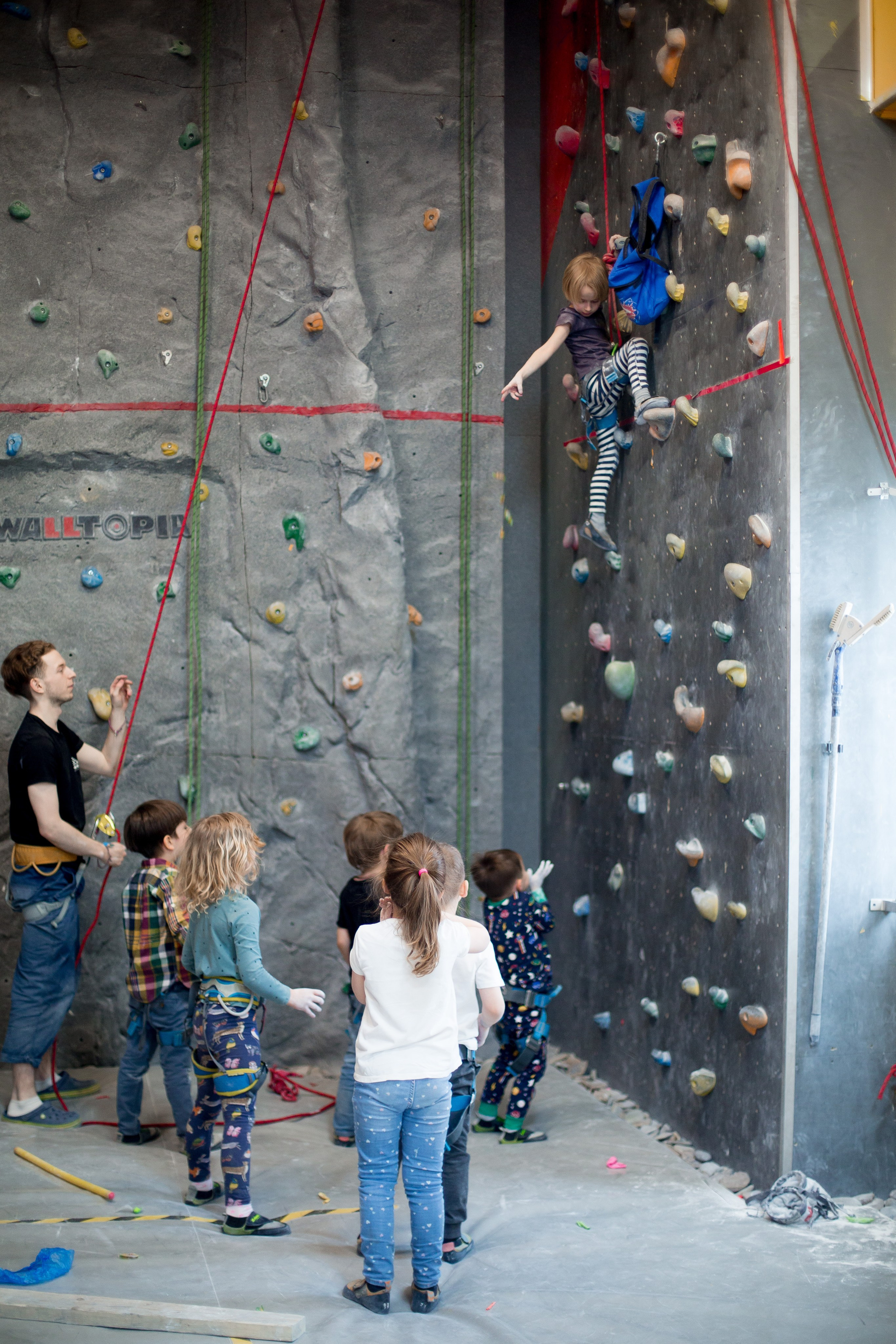 Фотосъемка детского Дня рождения на скалодроме. Репортажный фотограф Борис Геер
