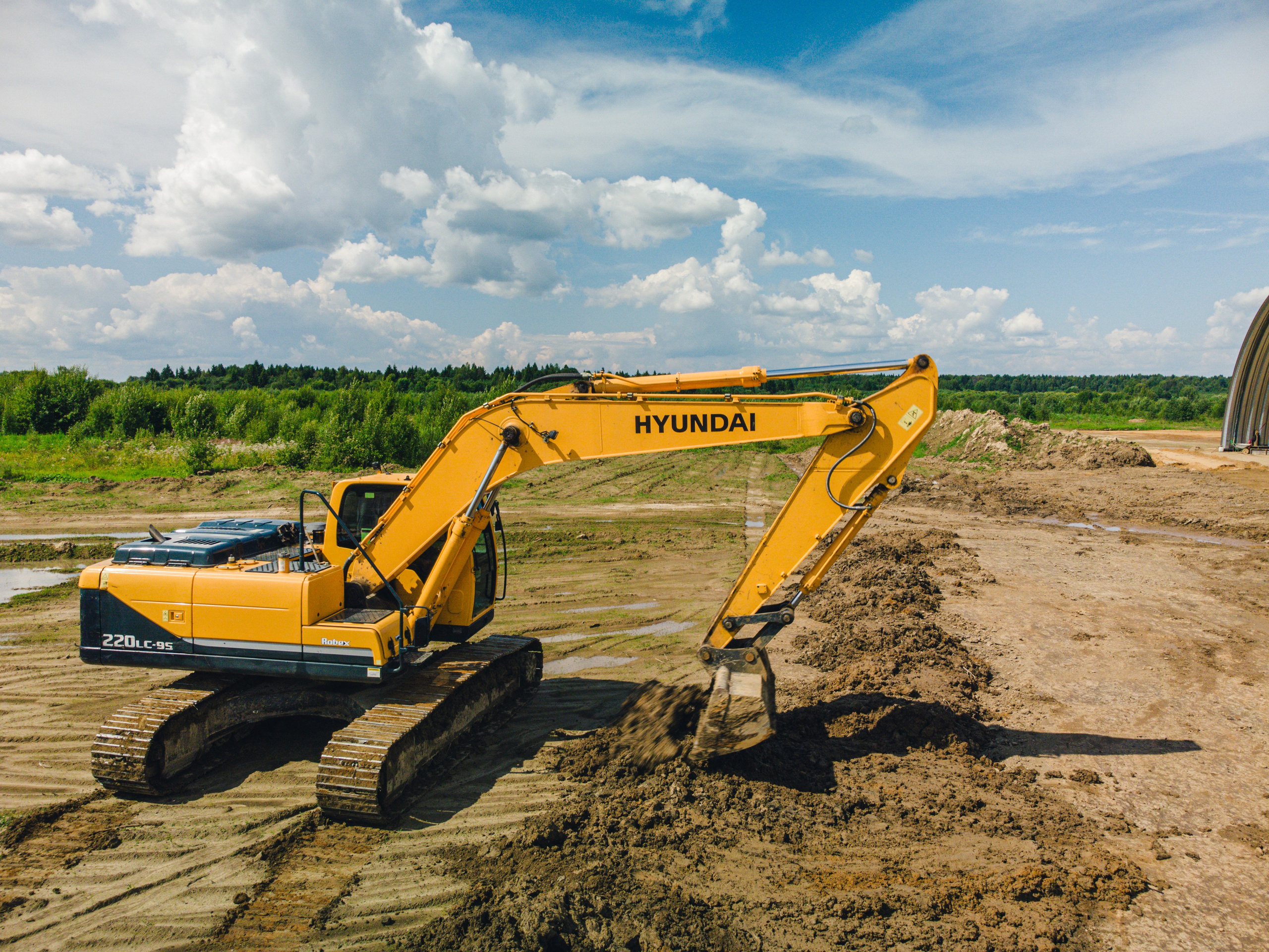 Экскаватор работает