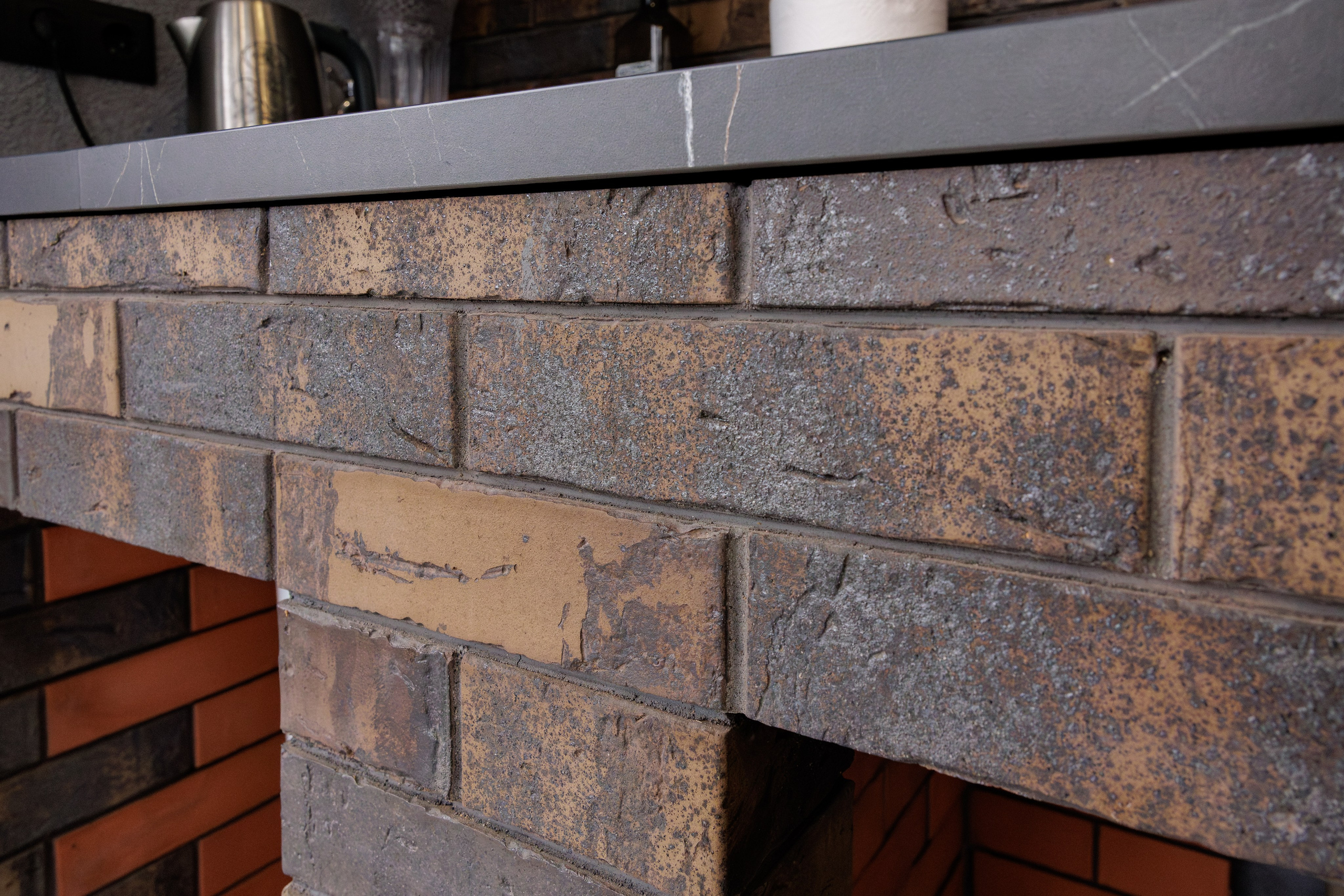 Печь из керамического лицевого кирпича в интерьере кухни — детальная съемка