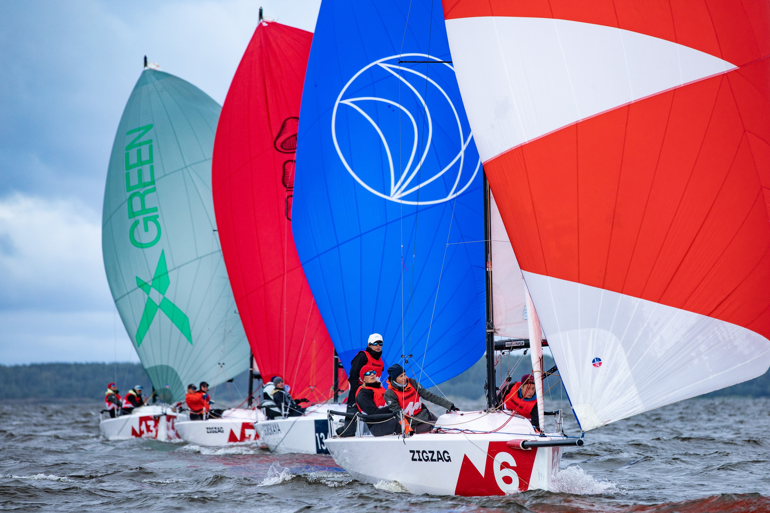 Генакеры MX700 в один ряд. Яхты идут друг за другом.