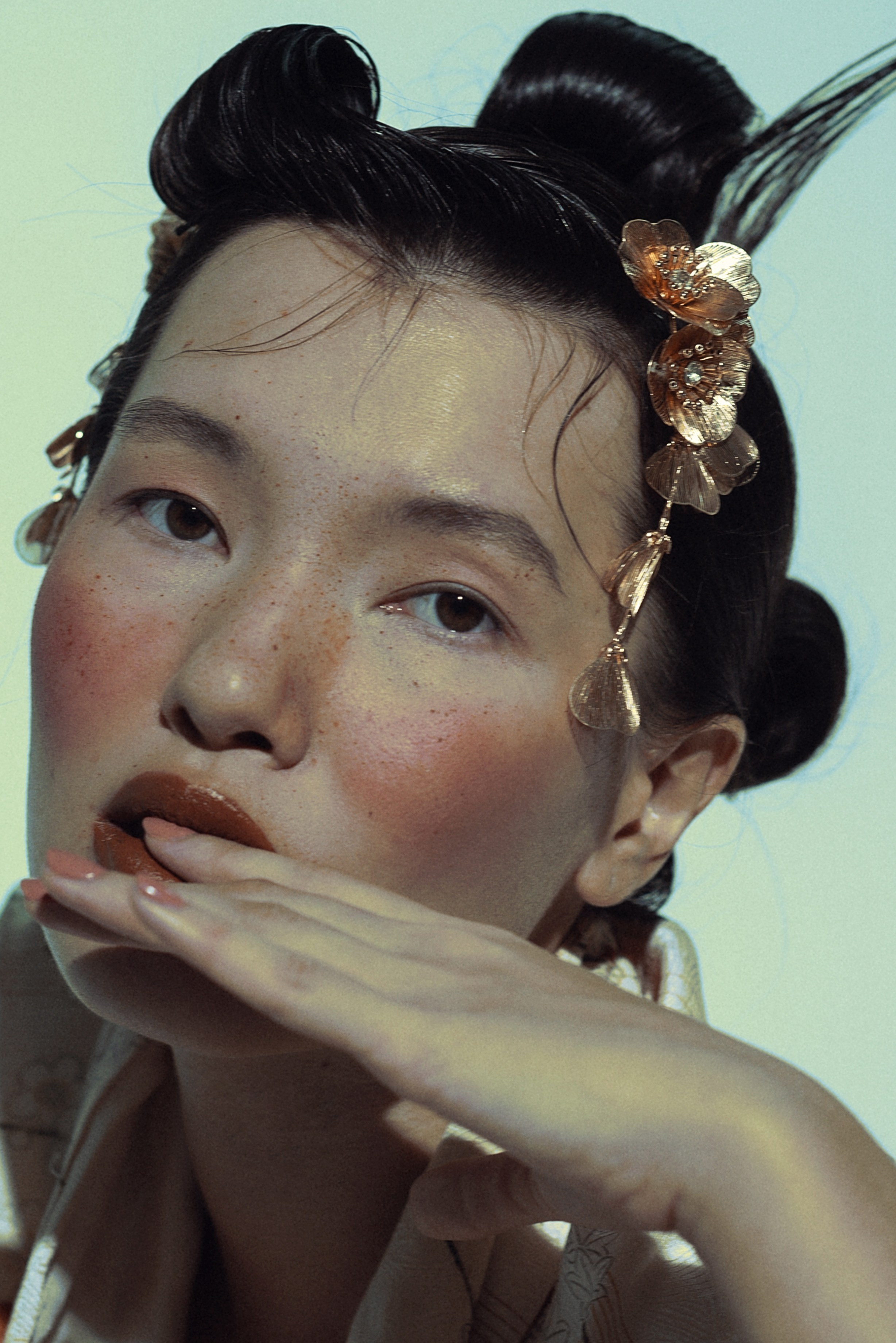 Портрет девушки модели азиатской внешности 