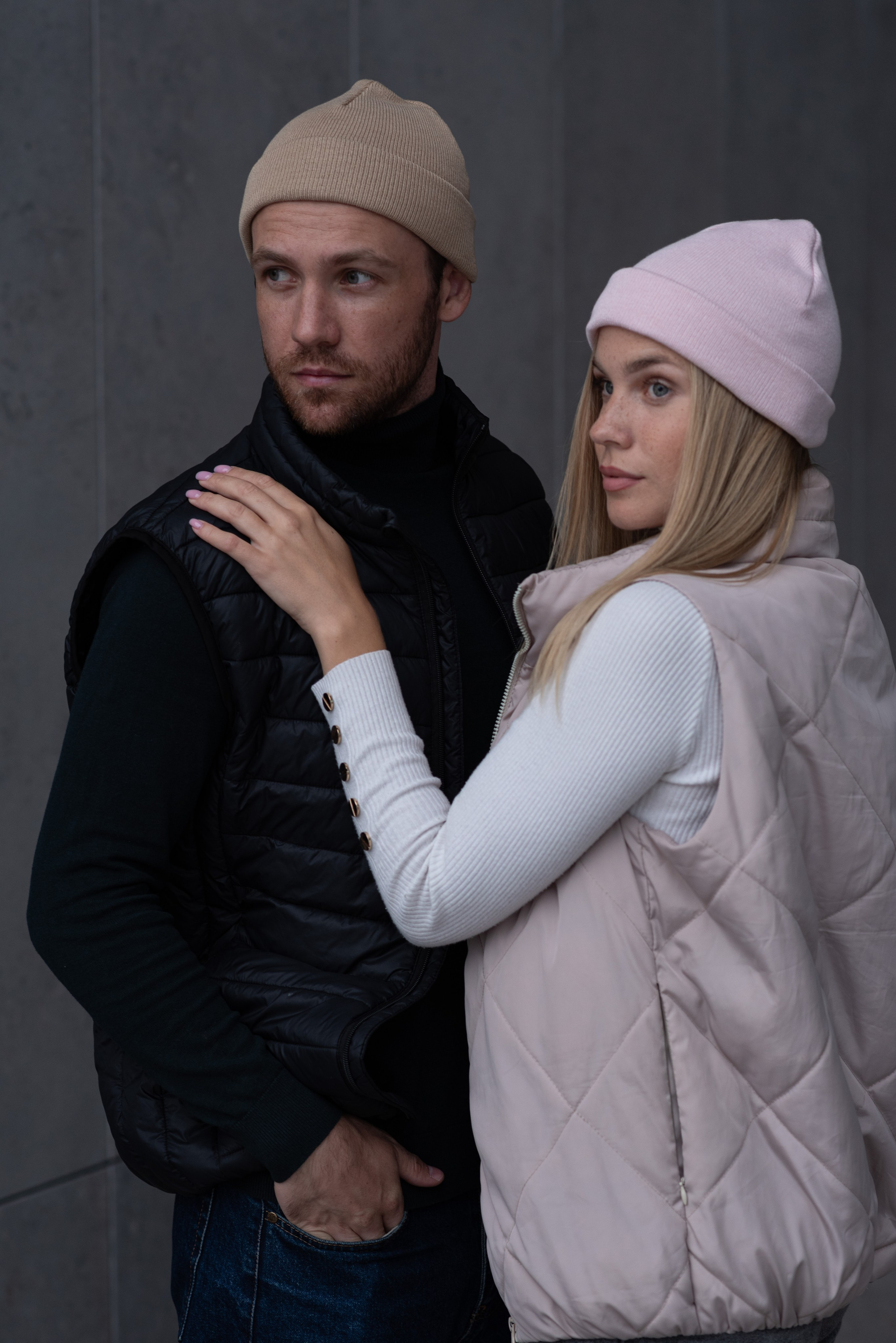Парень и девушка в шапках и жилетках