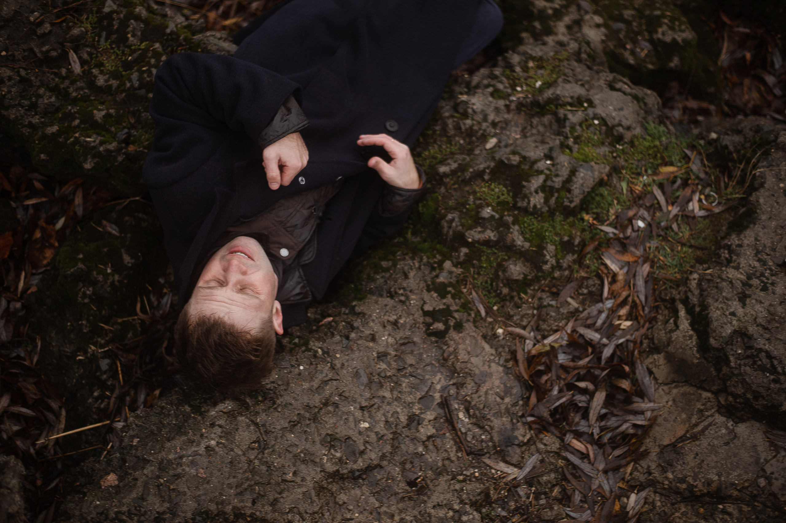 Арсений, пасмурная вода в осени. Свадебный фотограф в Ярославле Денис Медоваров
