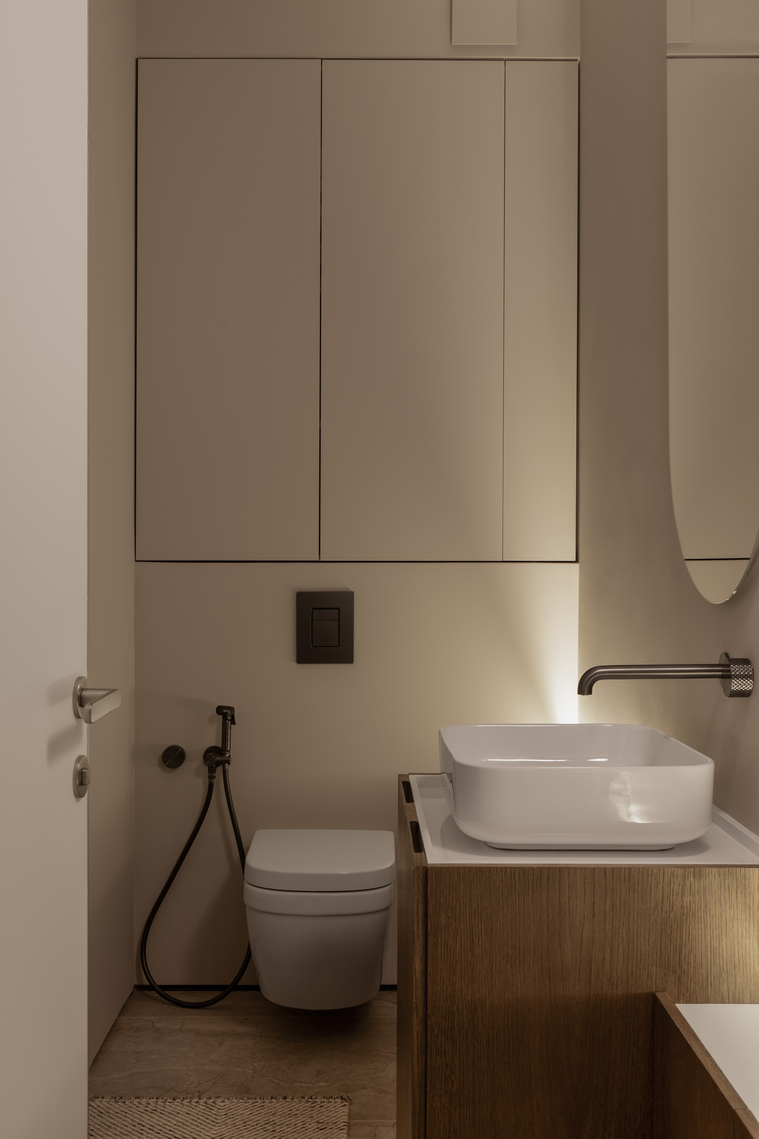 Минималистичный гостевой санузел с современной квартире, фото интерьера.