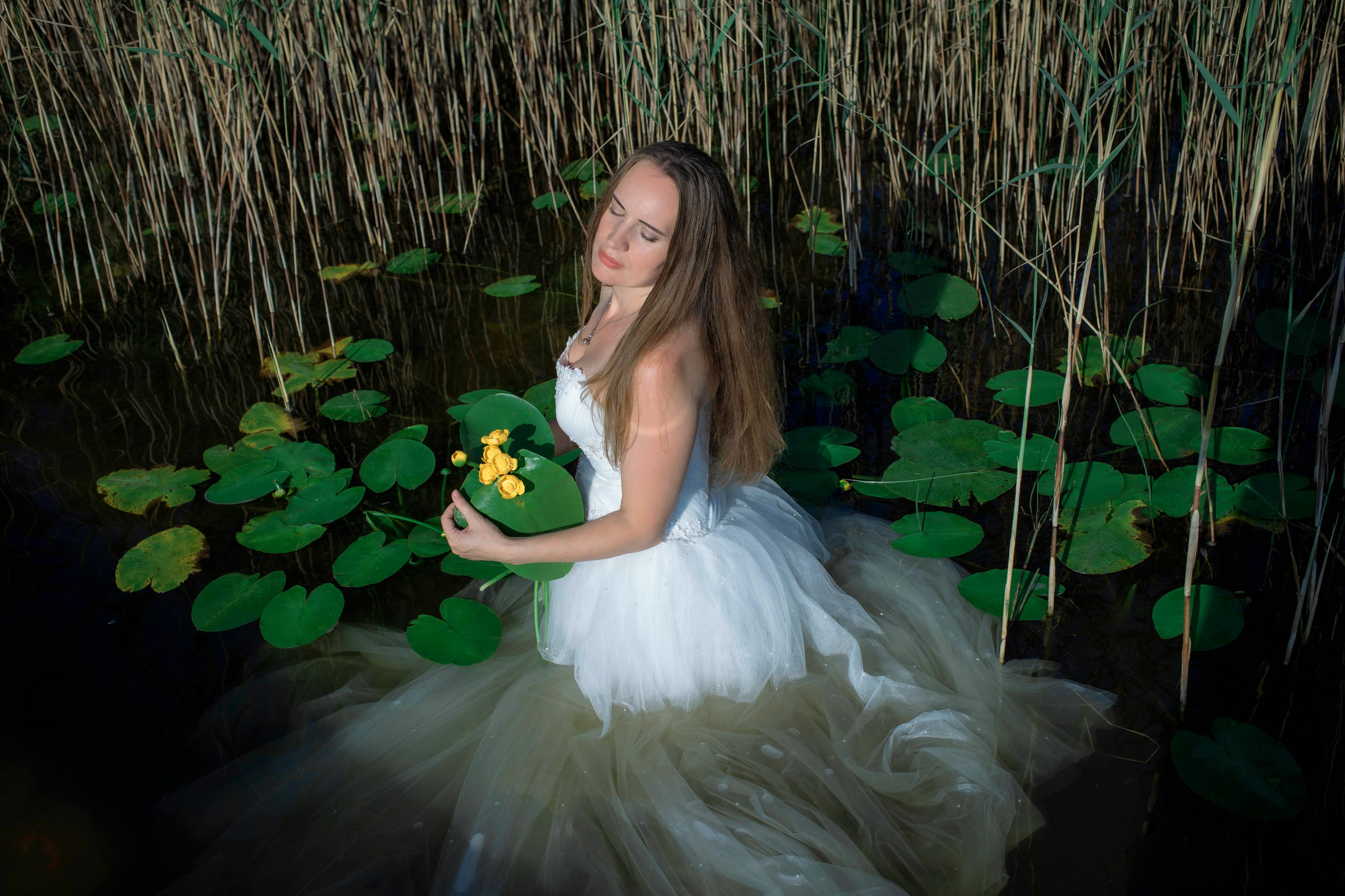 Вторая жизнь свадебного платья: фотосессия на озере под Санкт-Петербургом. Портретные фотосессии, контент-съемки, репортаж