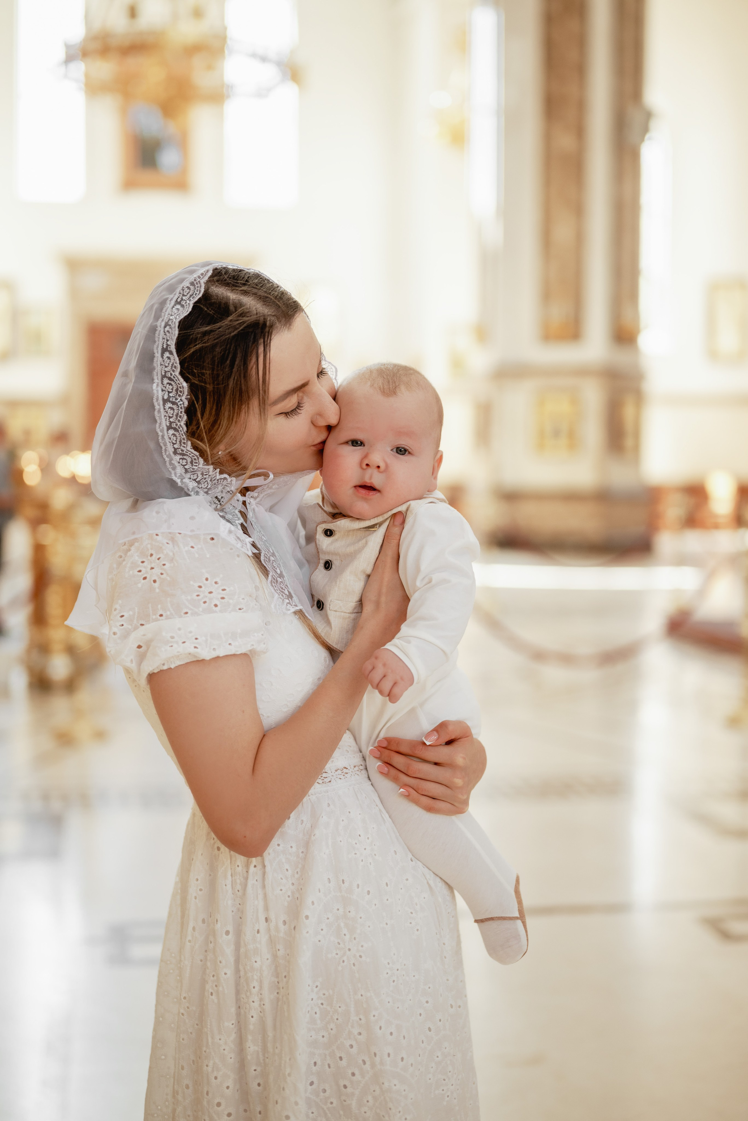 Крещение в светлом храме. Юлия Басня семейный и свадебный фотограф в Донецке