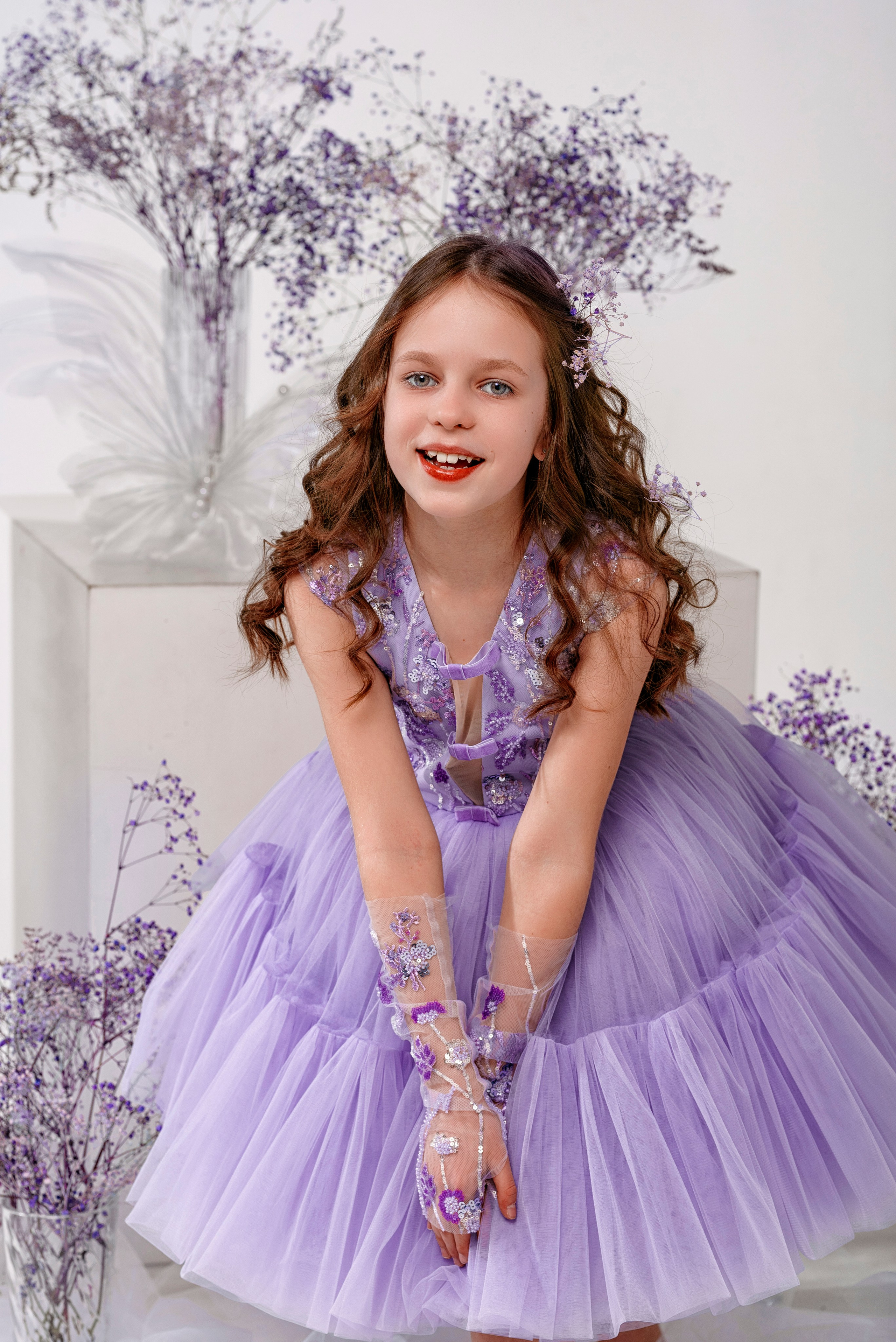 лавандовое платье, фиолетовая гипсофила, фотосессия в студии, фиолетовый